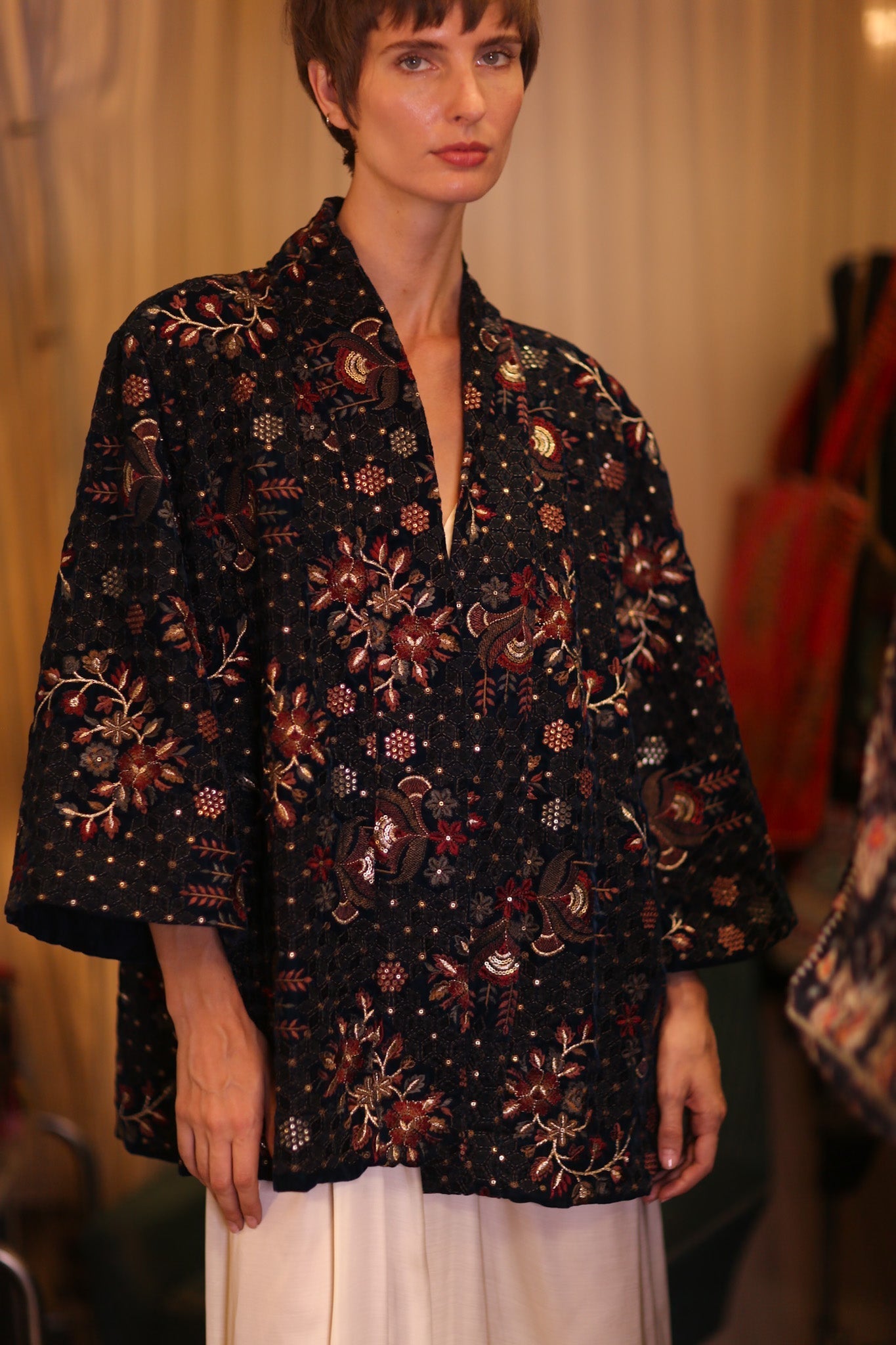 EMBROIDERED VELVET SHORT KIMONO JINAE