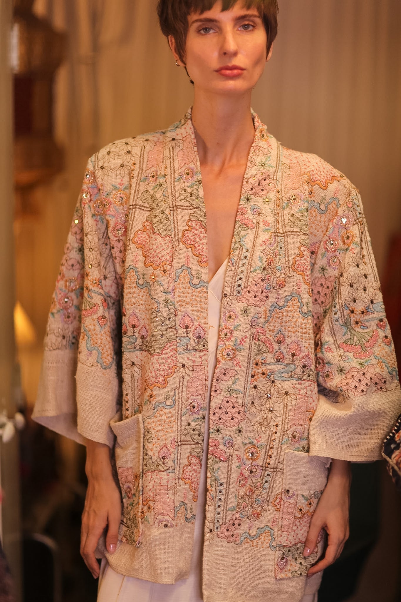EMBROIDERED COTTON SHORT KIMONO PETALS