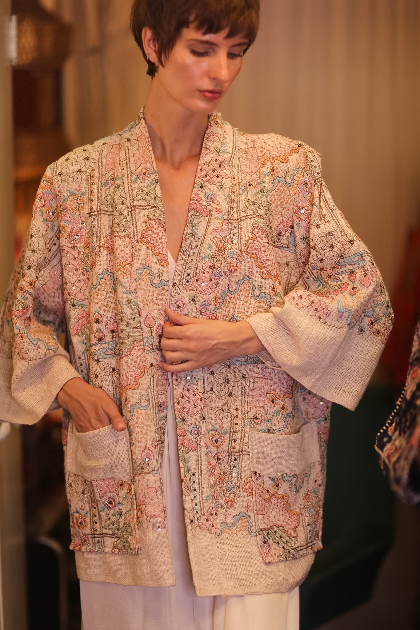 EMBROIDERED COTTON SHORT KIMONO PETALS