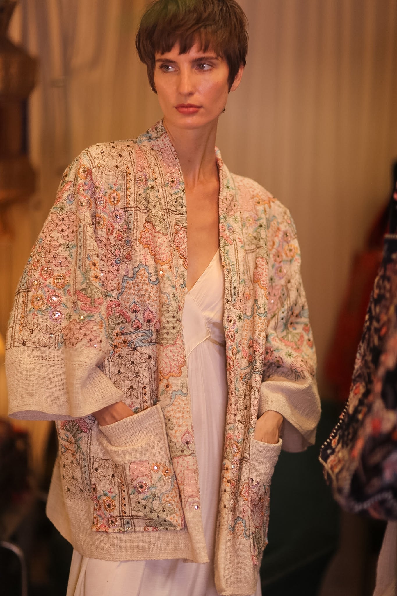 EMBROIDERED COTTON SHORT KIMONO PETALS