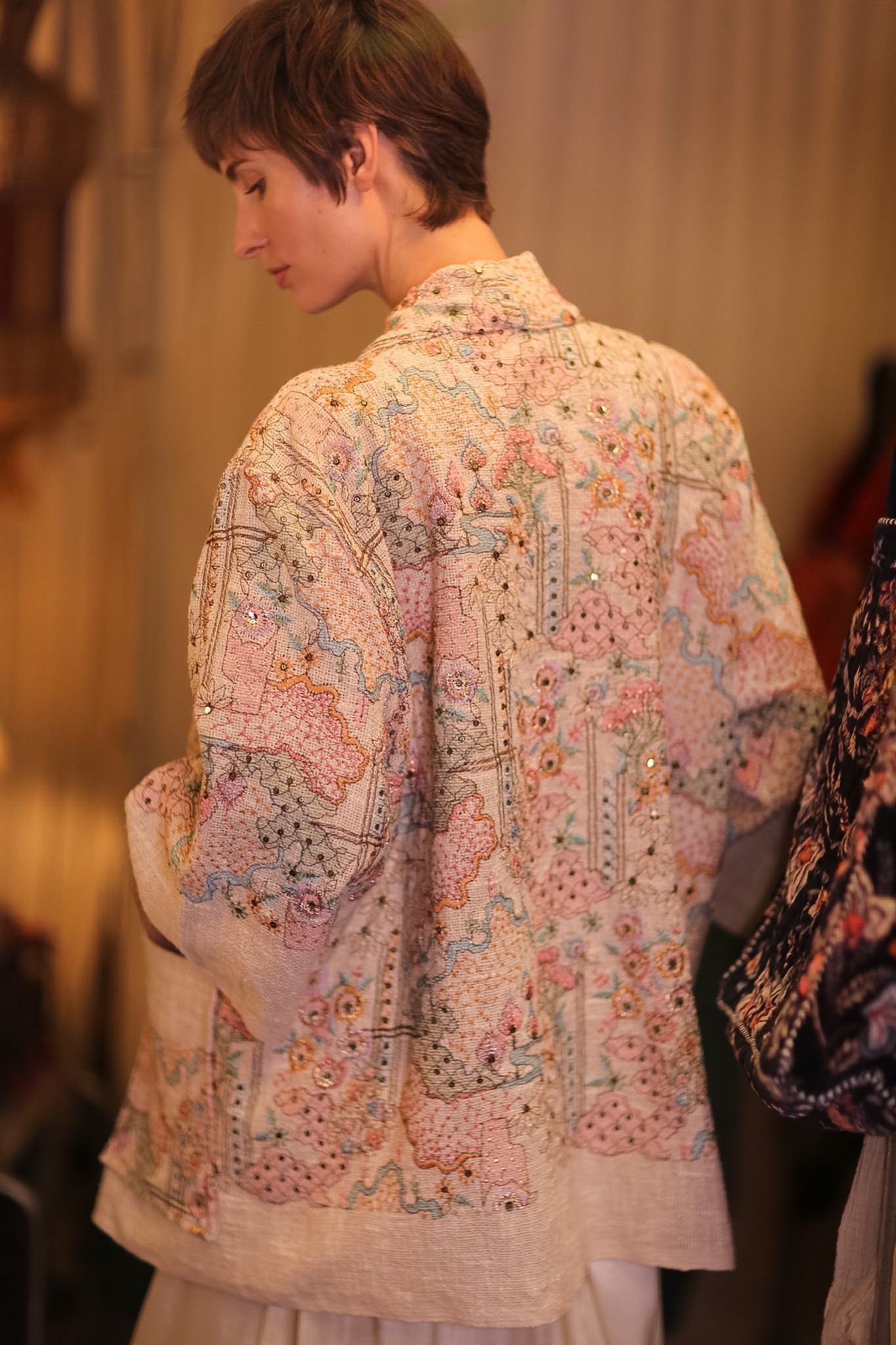 EMBROIDERED COTTON SHORT KIMONO PETALS