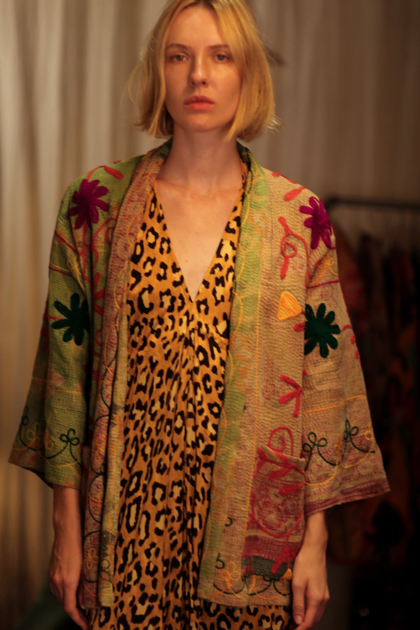 KANTHA EMBROIDERED SHORT MONTY KIMONO GRASS