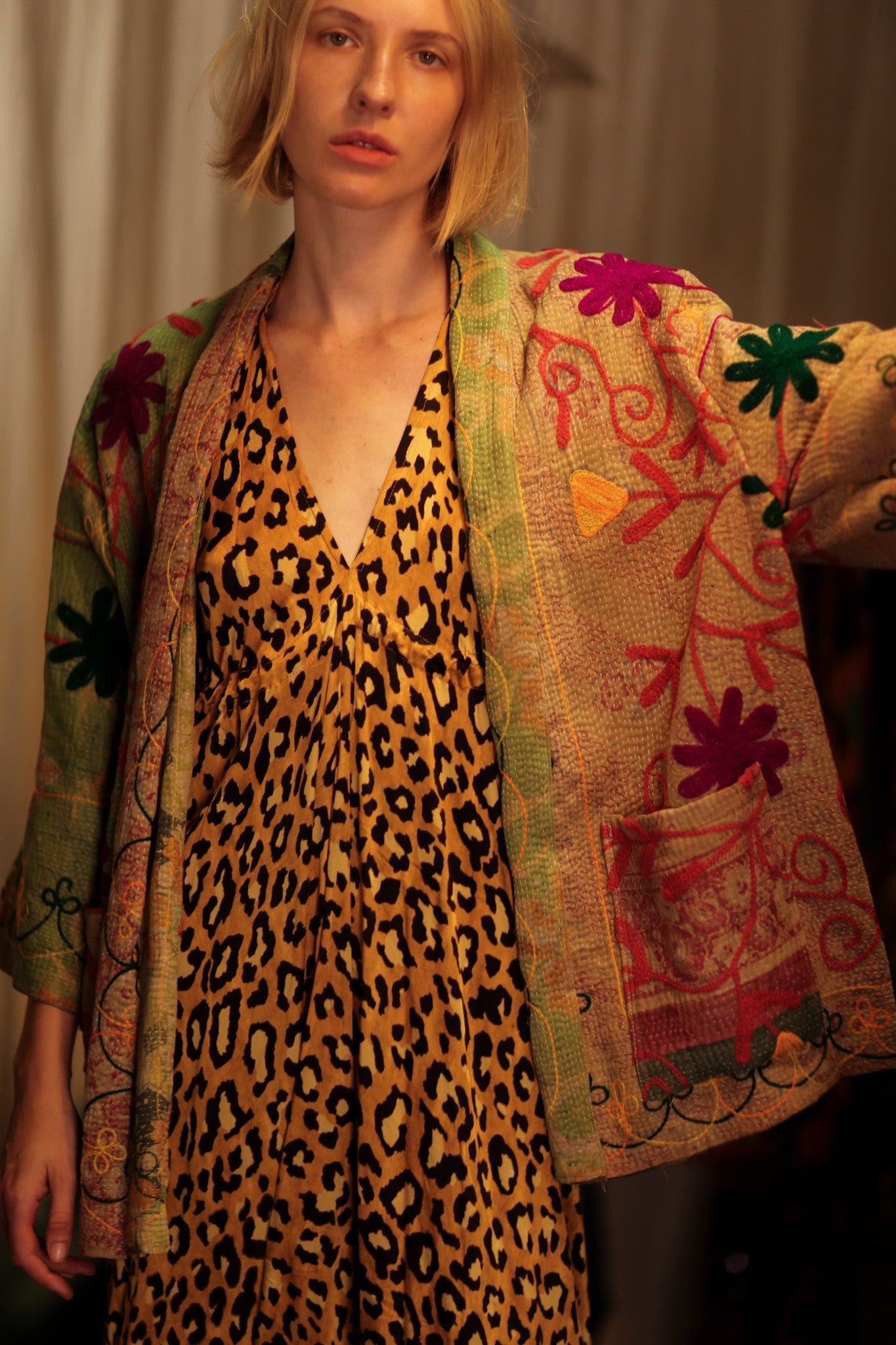 KANTHA EMBROIDERED SHORT MONTY KIMONO GRASS