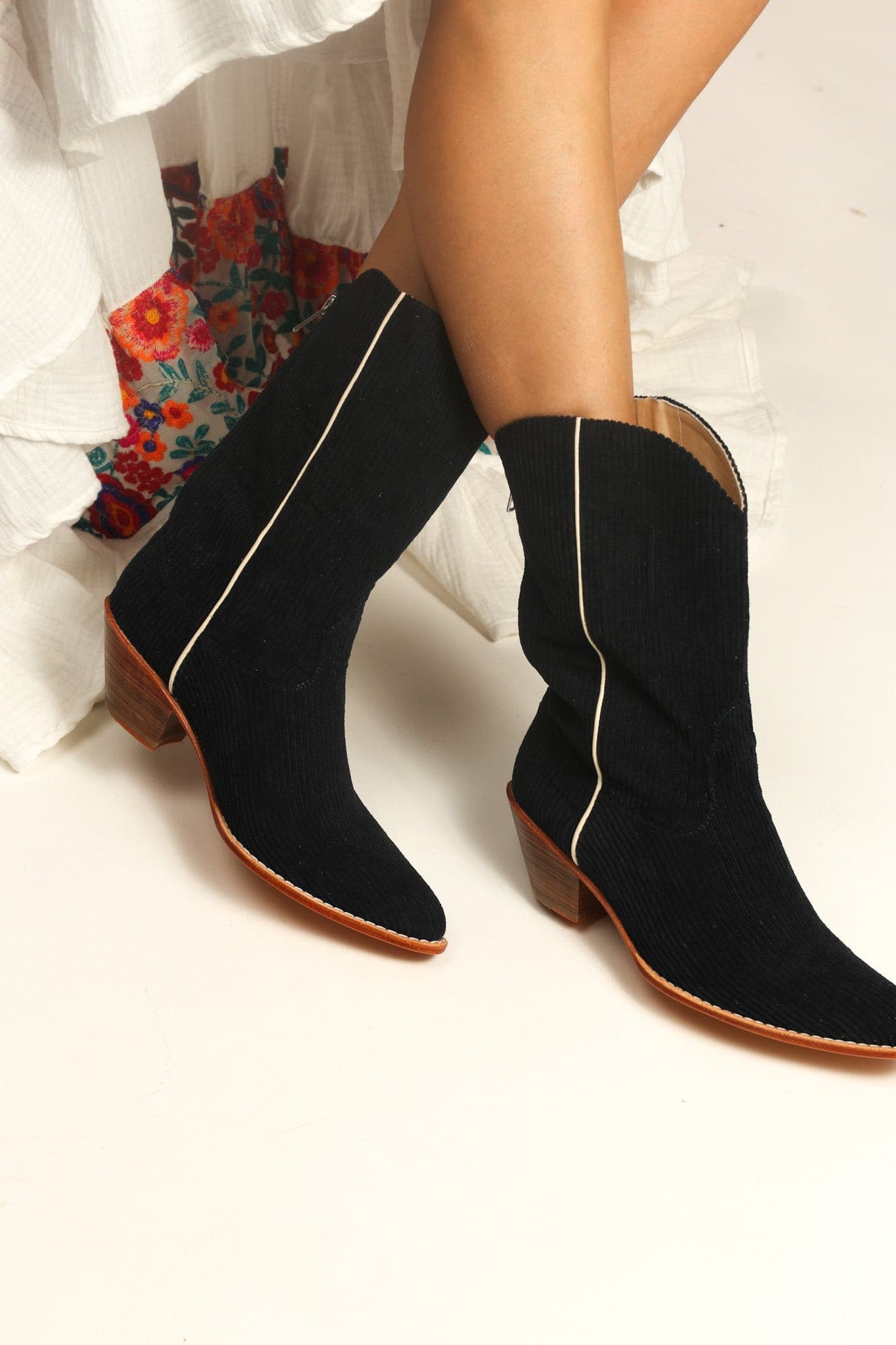 BLACK CORDUROY BOOTS MOLINA - MOMO STUDIO BERLIN - Berlin Concept Store - sustainable & ethical fashion