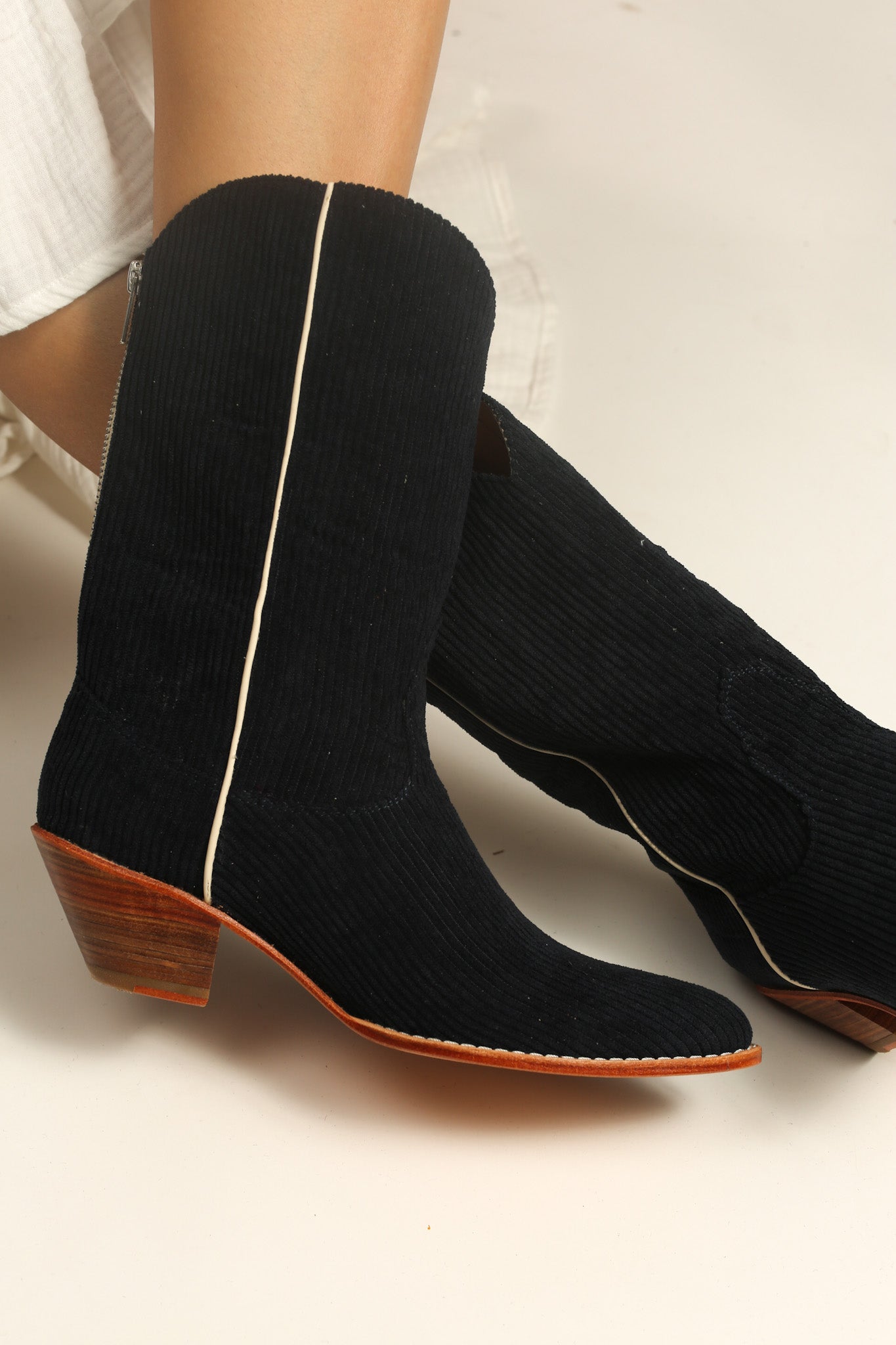 BLACK CORDUROY BOOTS MOLINA - MOMO STUDIO BERLIN - Berlin Concept Store - sustainable & ethical fashion