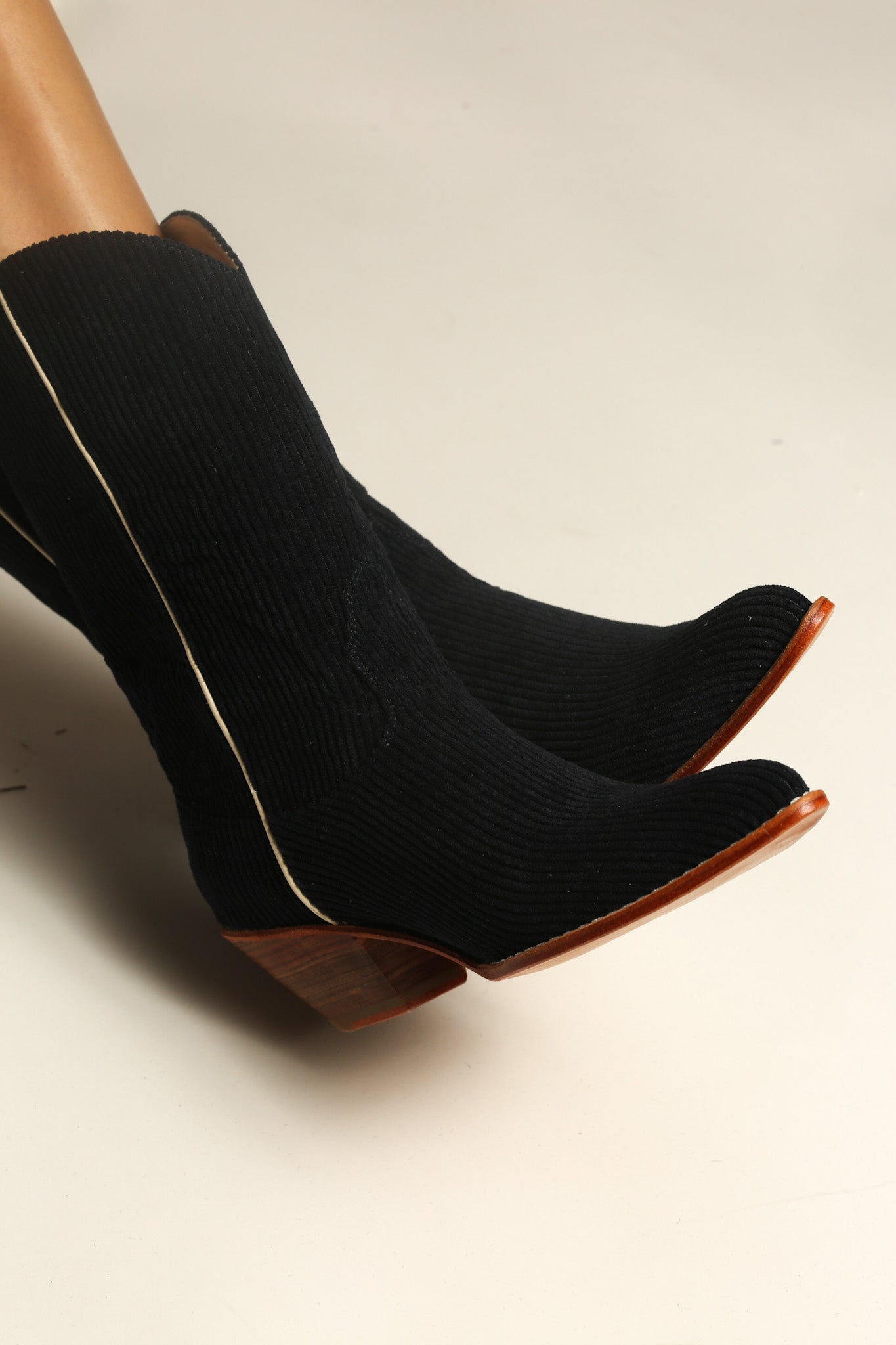 BLACK CORDUROY BOOTS MOLINA - MOMO STUDIO BERLIN - Berlin Concept Store - sustainable & ethical fashion