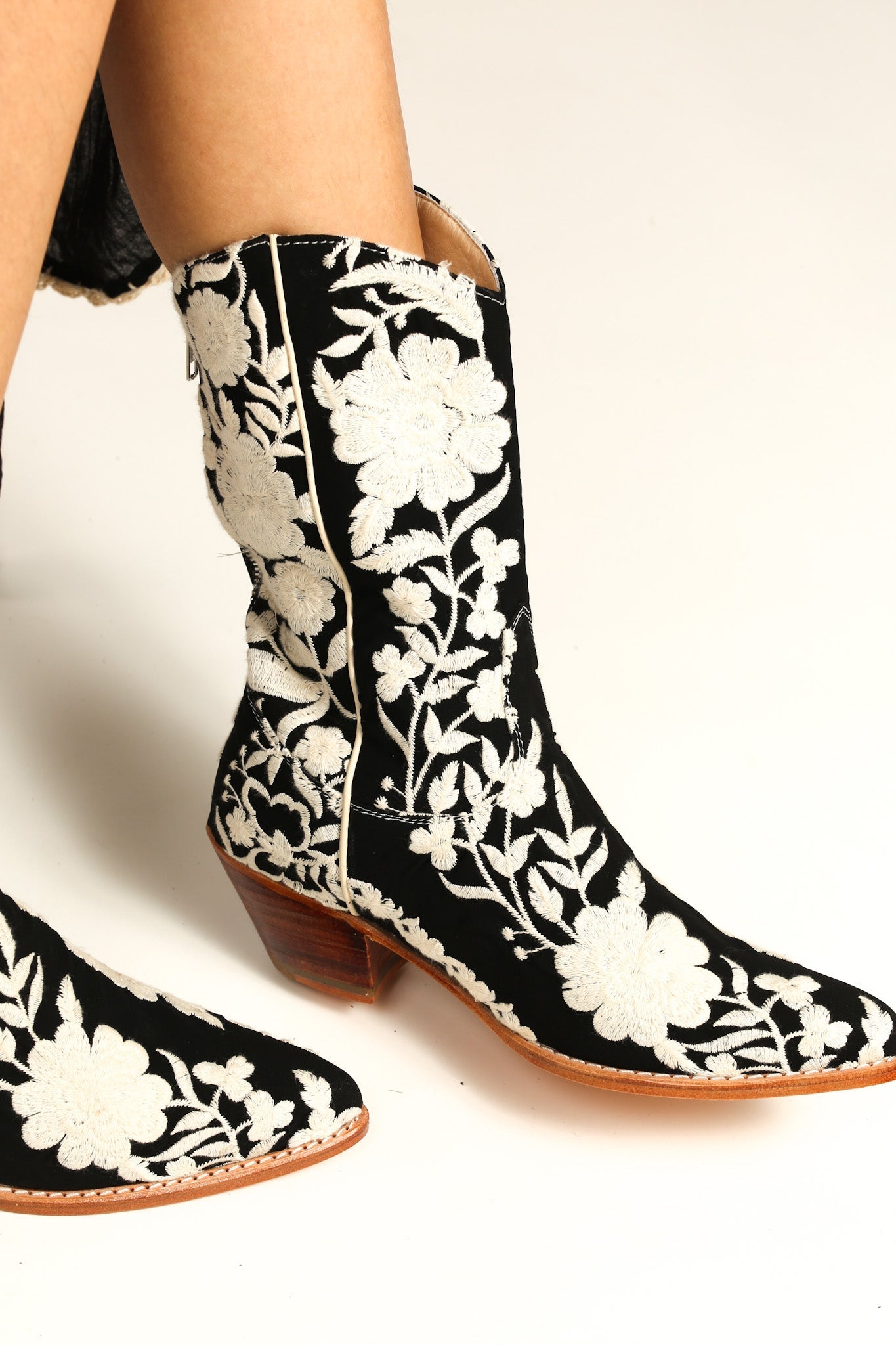 BLACK CREAM FLOWER EMBROIDERED WESTERN BOOTS SHIRON - MOMO STUDIO BERLIN - Berlin Concept Store - sustainable & ethical fashion