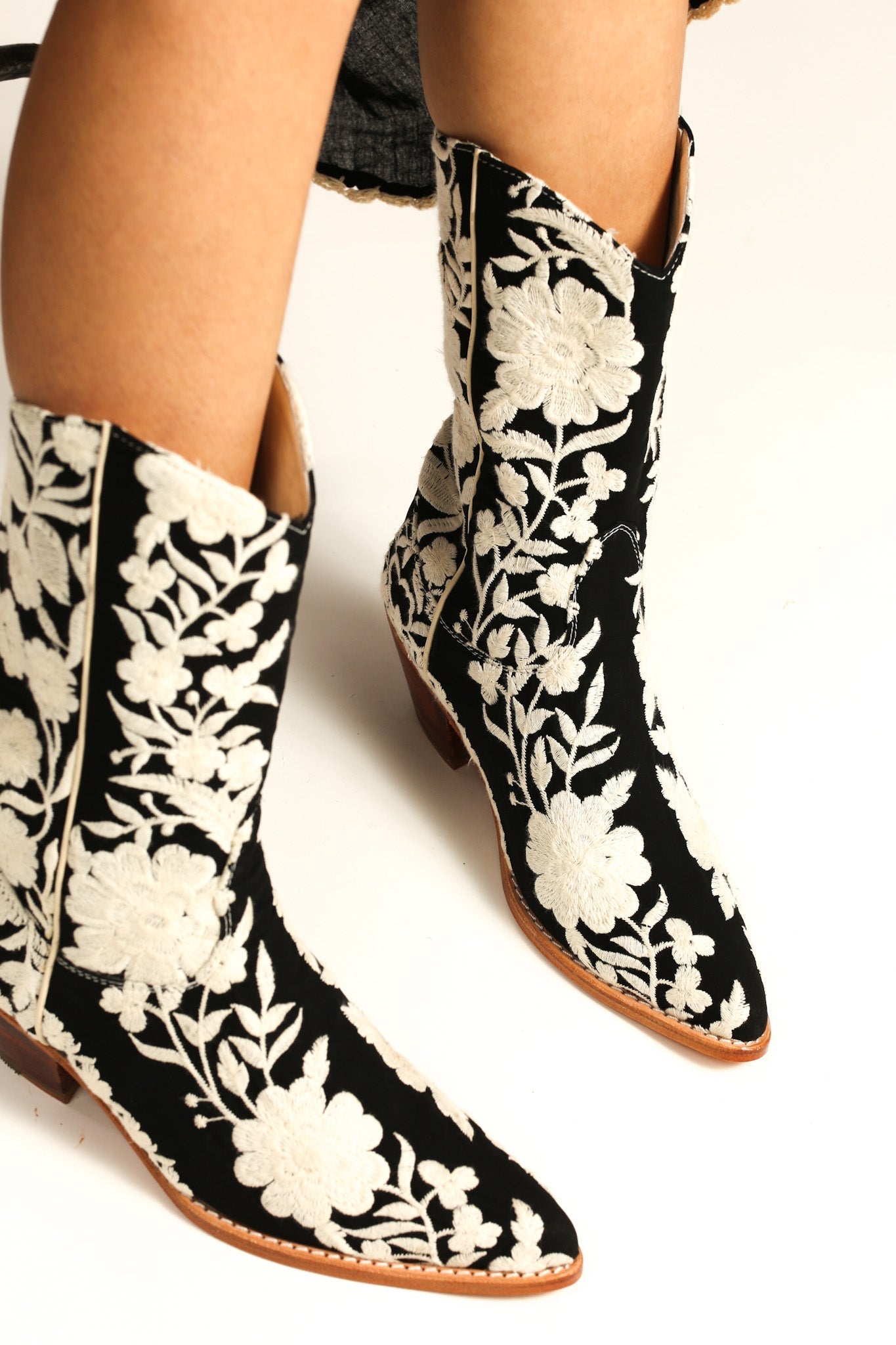 BLACK CREAM FLOWER EMBROIDERED WESTERN BOOTS SHIRON - MOMO STUDIO BERLIN - Berlin Concept Store - sustainable & ethical fashion