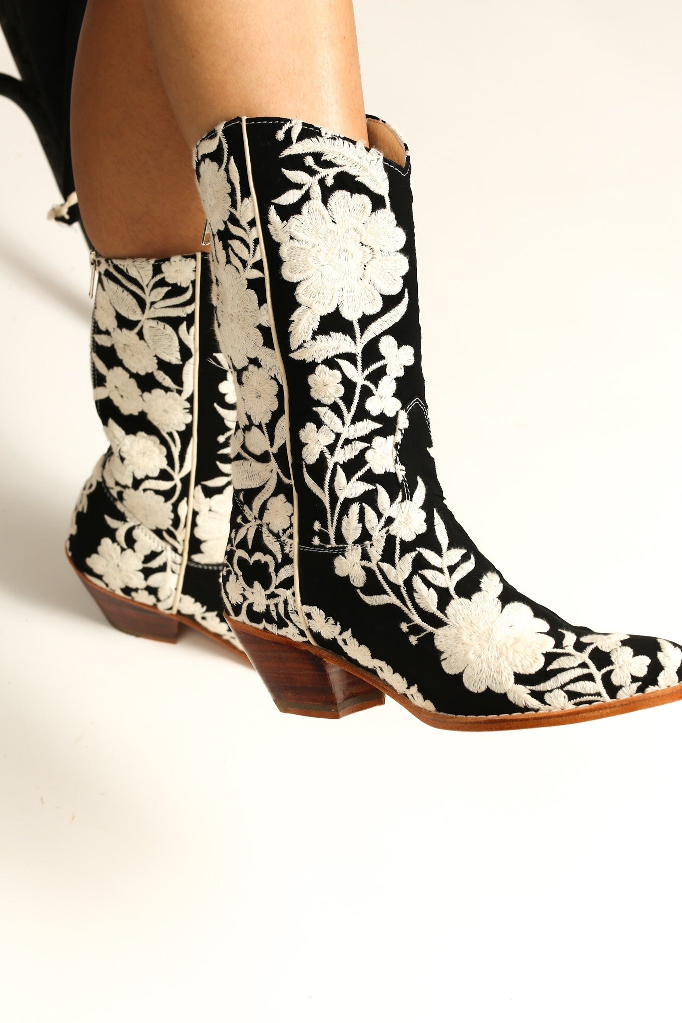 BLACK CREAM FLOWER EMBROIDERED WESTERN BOOTS SHIRON - MOMO STUDIO BERLIN - Berlin Concept Store - sustainable & ethical fashion