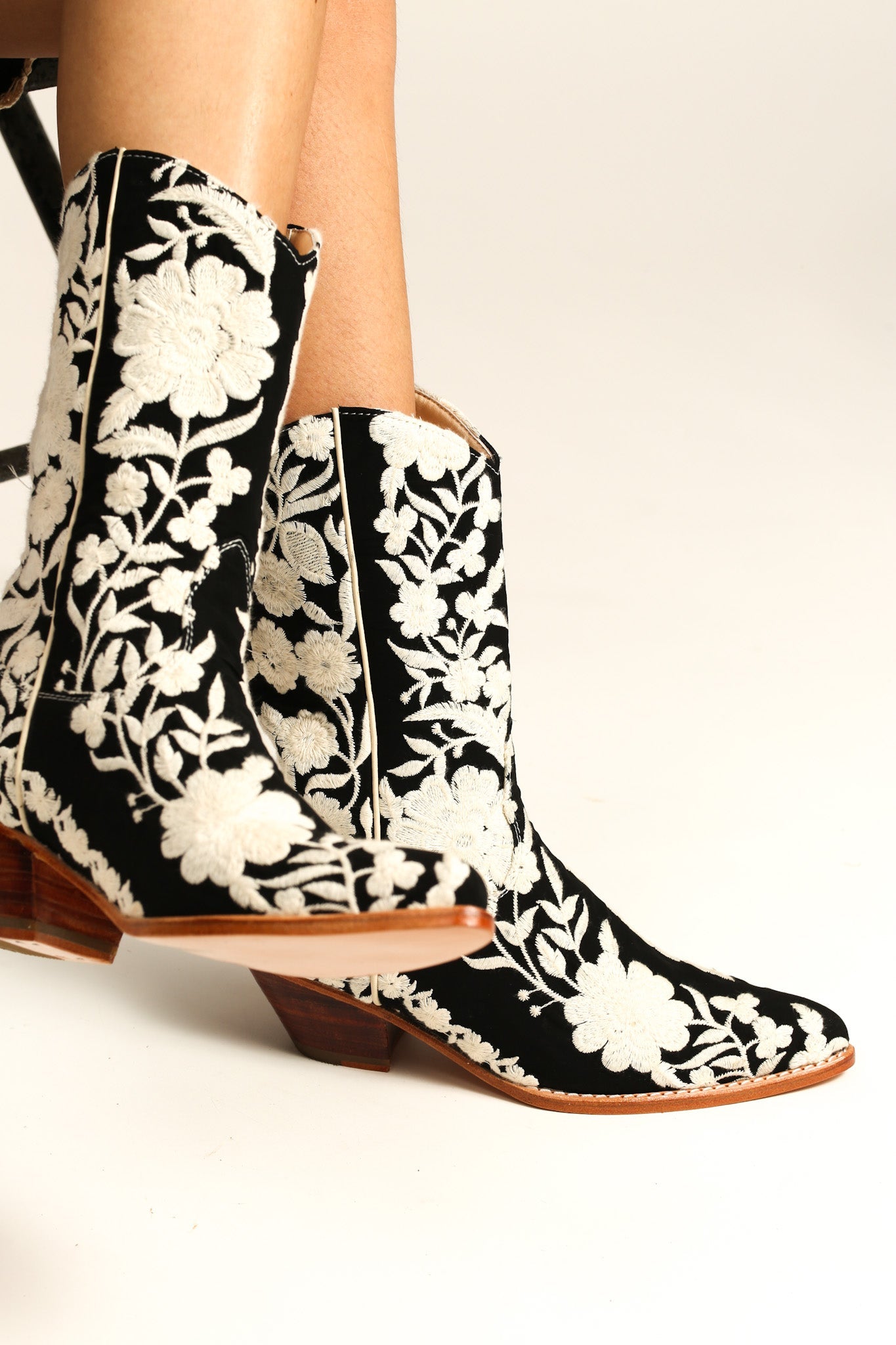 BLACK CREAM FLOWER EMBROIDERED WESTERN BOOTS SHIRON - MOMO STUDIO BERLIN - Berlin Concept Store - sustainable & ethical fashion