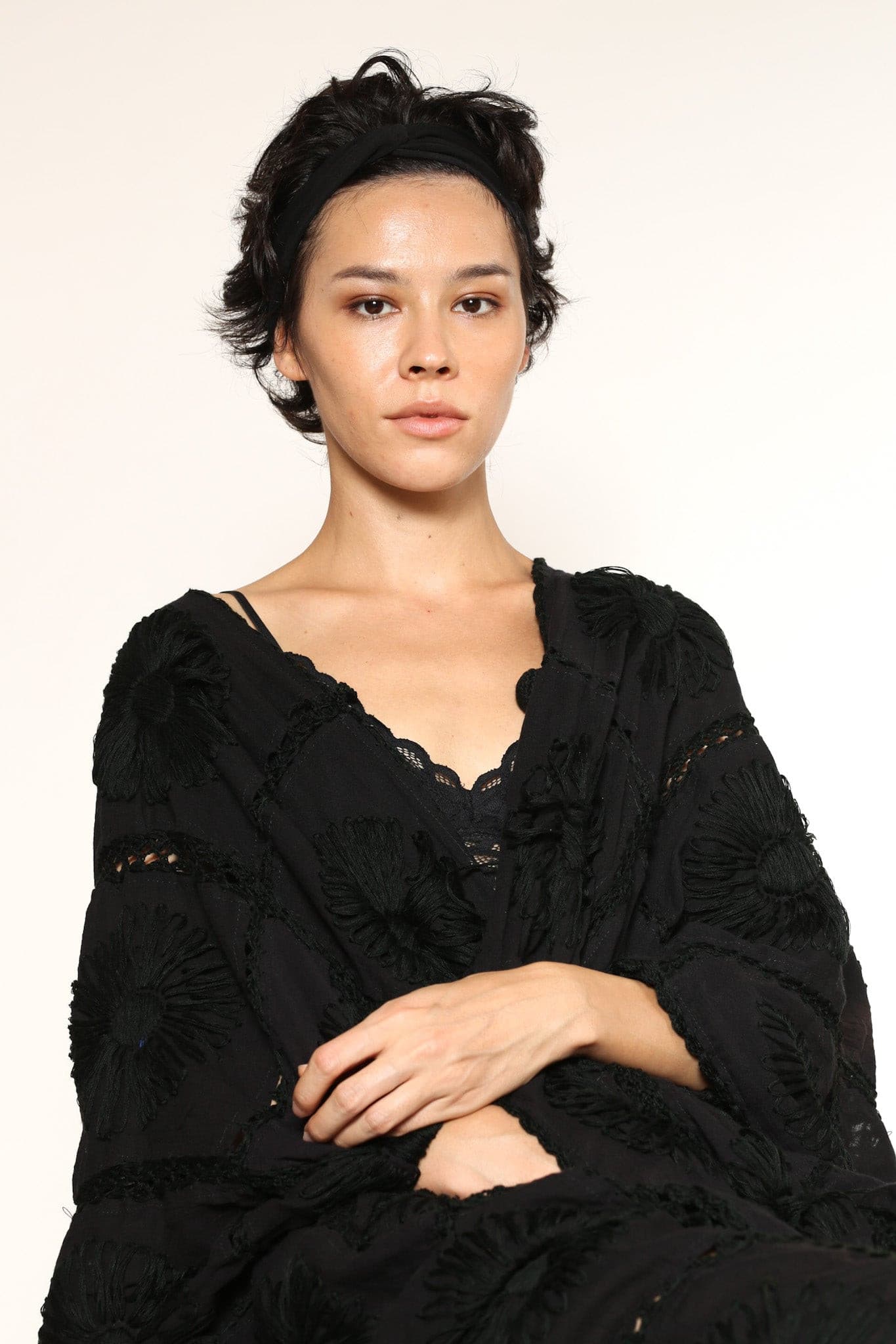 BLACK KIMONO EMBROIDERED FLORA CROCHET - MOMO STUDIO BERLIN - Berlin Concept Store - sustainable & ethical fashion