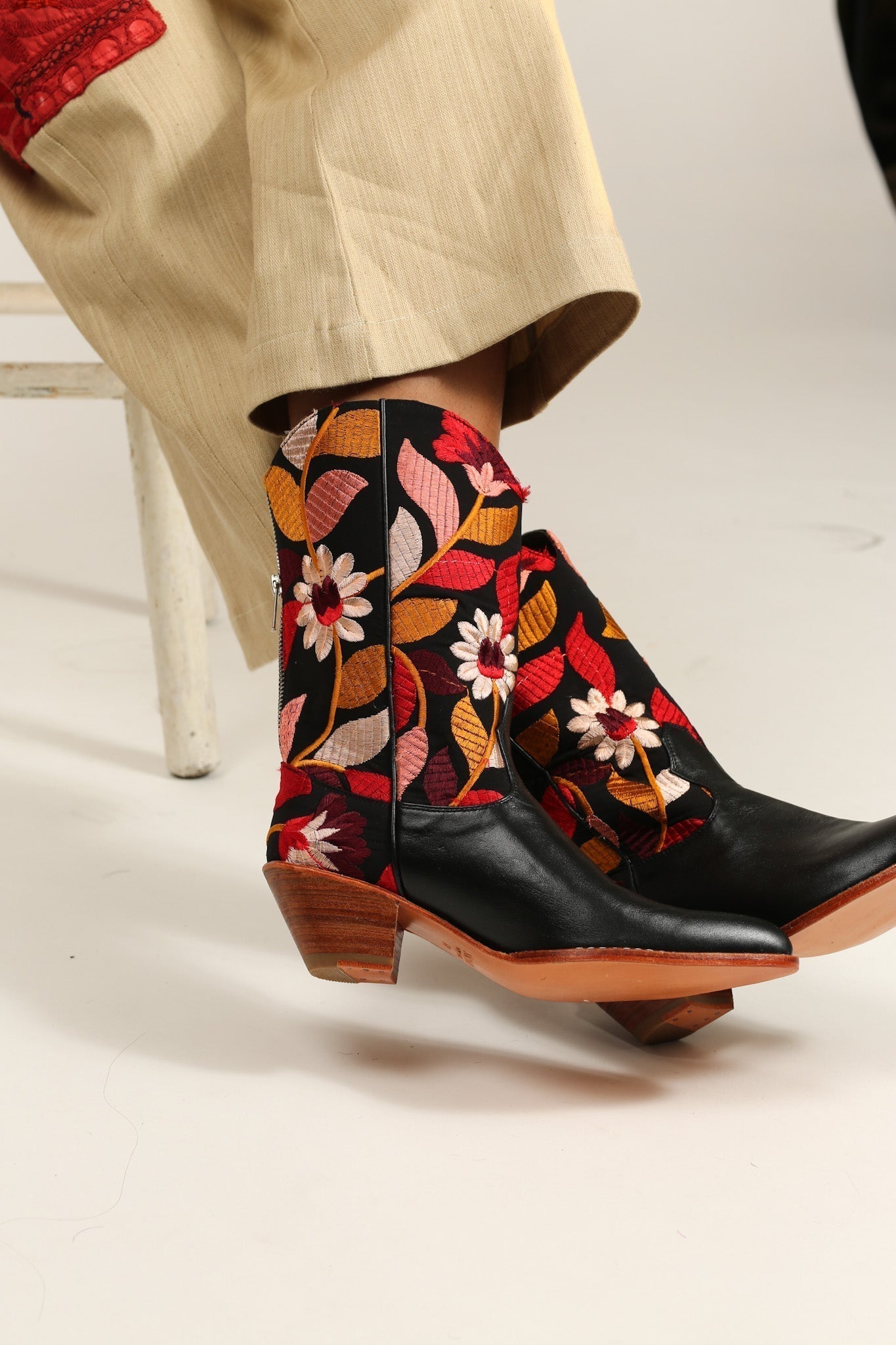 BLACK LEATHER BLACK EMBROIDERED WESTERN BOOTS X ANTHROPOLOGIE - MOMO STUDIO BERLIN - Berlin Concept Store - sustainable & ethical fashion