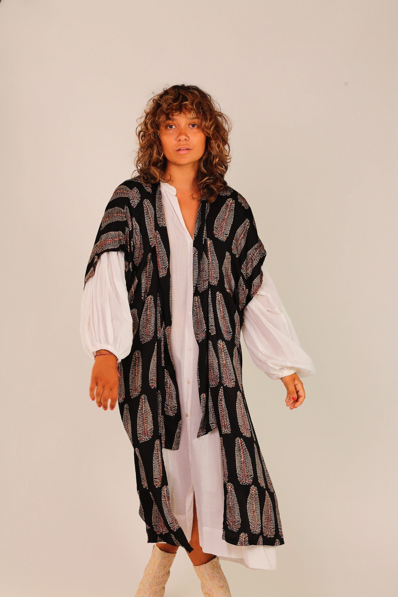 BLACK SILK FEATHER PRINT KIMONO WYNN - MOMO STUDIO BERLIN - Berlin Concept Store - sustainable & ethical fashion