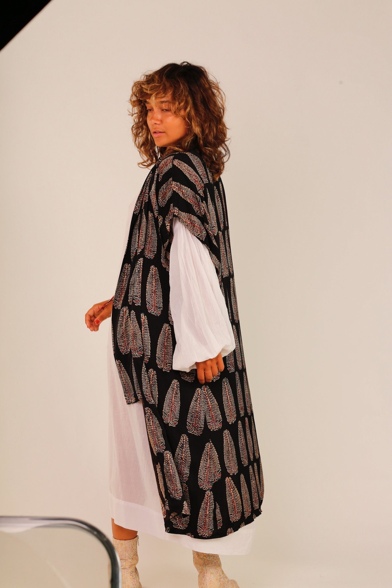 BLACK SILK FEATHER PRINT KIMONO WYNN - MOMO STUDIO BERLIN - Berlin Concept Store - sustainable & ethical fashion