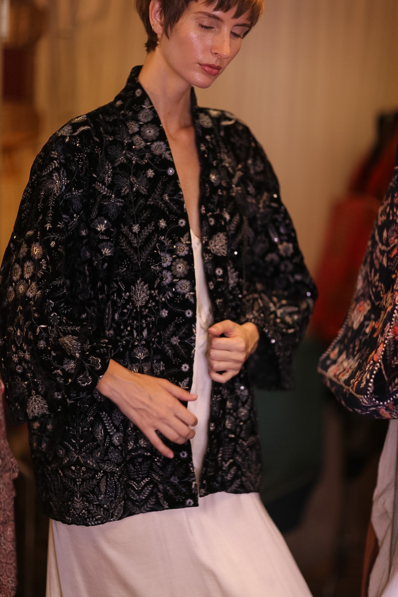 BLACK VELVET EMBROIDERED KIMONO JILUR - MOMO STUDIO BERLIN - Berlin Concept Store - sustainable & ethical fashion