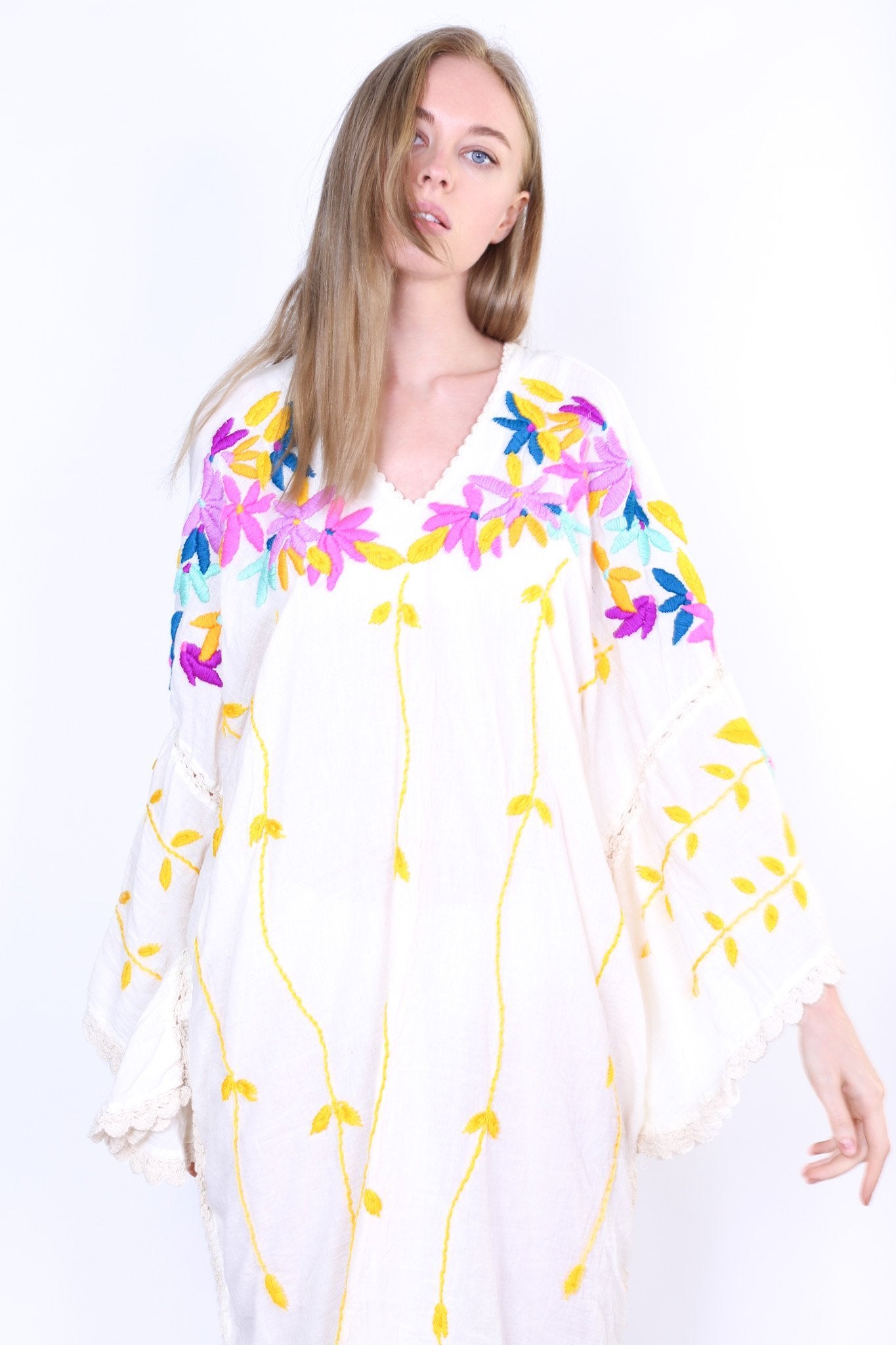 DON’T WANT SUMMER TO END EMBROIDERED KAFTAN KYRA - MOMO STUDIO BERLIN - Berlin Concept Store - sustainable & ethical fashion