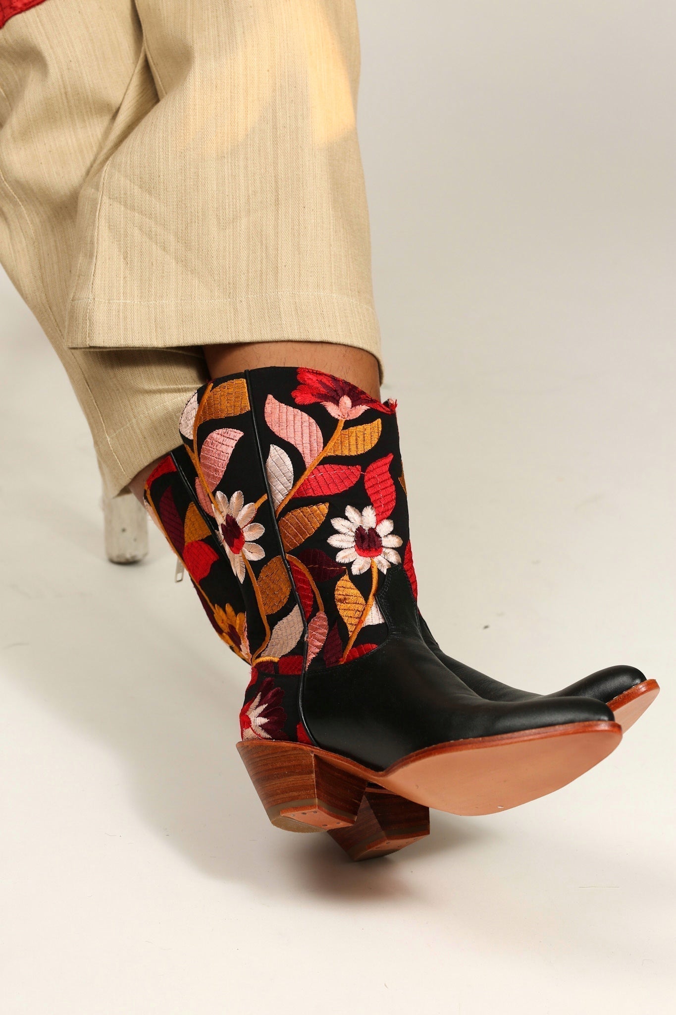 EMBROIDERED FLOWER WESTERN BOOTS X ANTHROPOLOGIE - MOMO STUDIO BERLIN - Berlin Concept Store - sustainable & ethical fashion