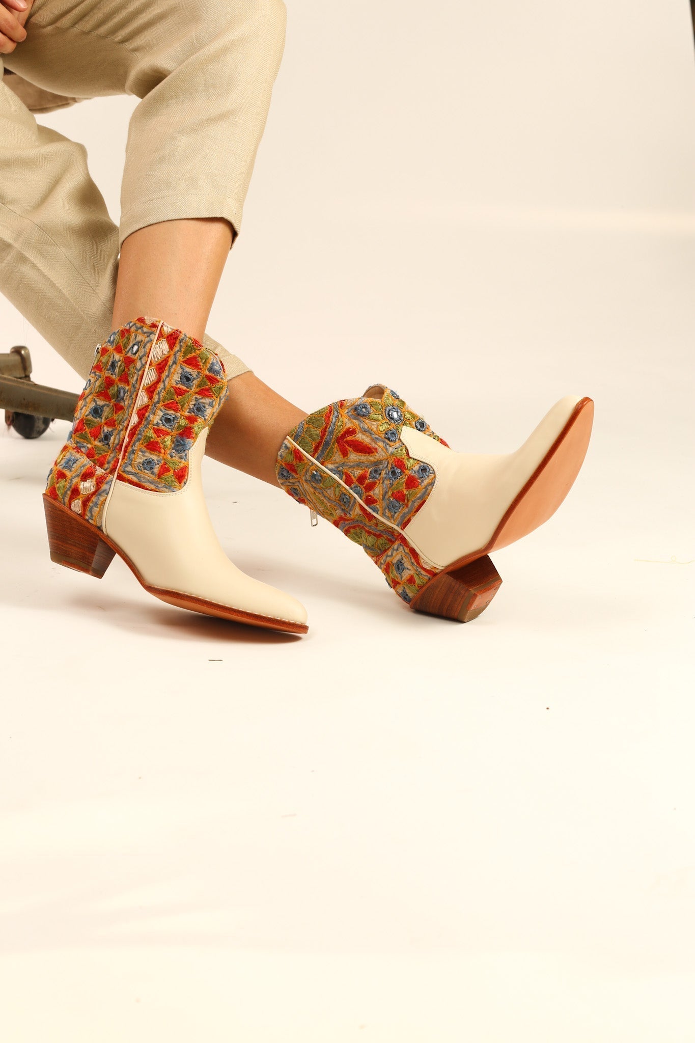 EMBROIDERED INDIAN BOOTS LEEJ - MOMO STUDIO BERLIN - Berlin Concept Store - sustainable & ethical fashion