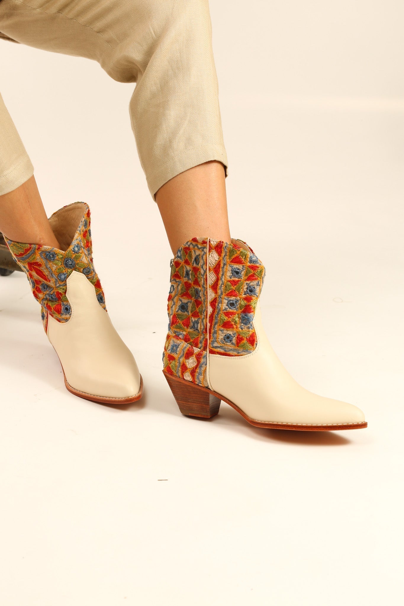 EMBROIDERED INDIAN BOOTS LEEJ - MOMO STUDIO BERLIN - Berlin Concept Store - sustainable & ethical fashion