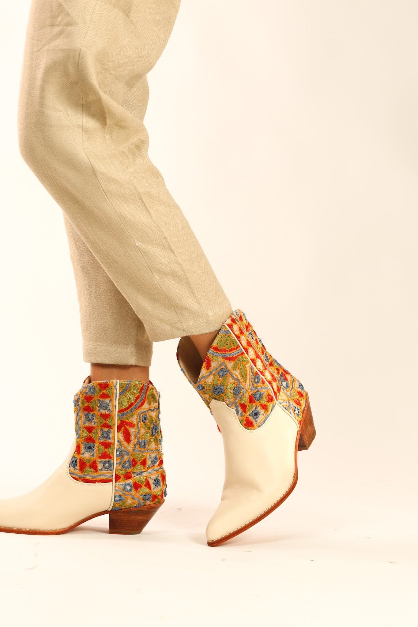 EMBROIDERED INDIAN BOOTS LEEJ - MOMO STUDIO BERLIN - Berlin Concept Store - sustainable & ethical fashion