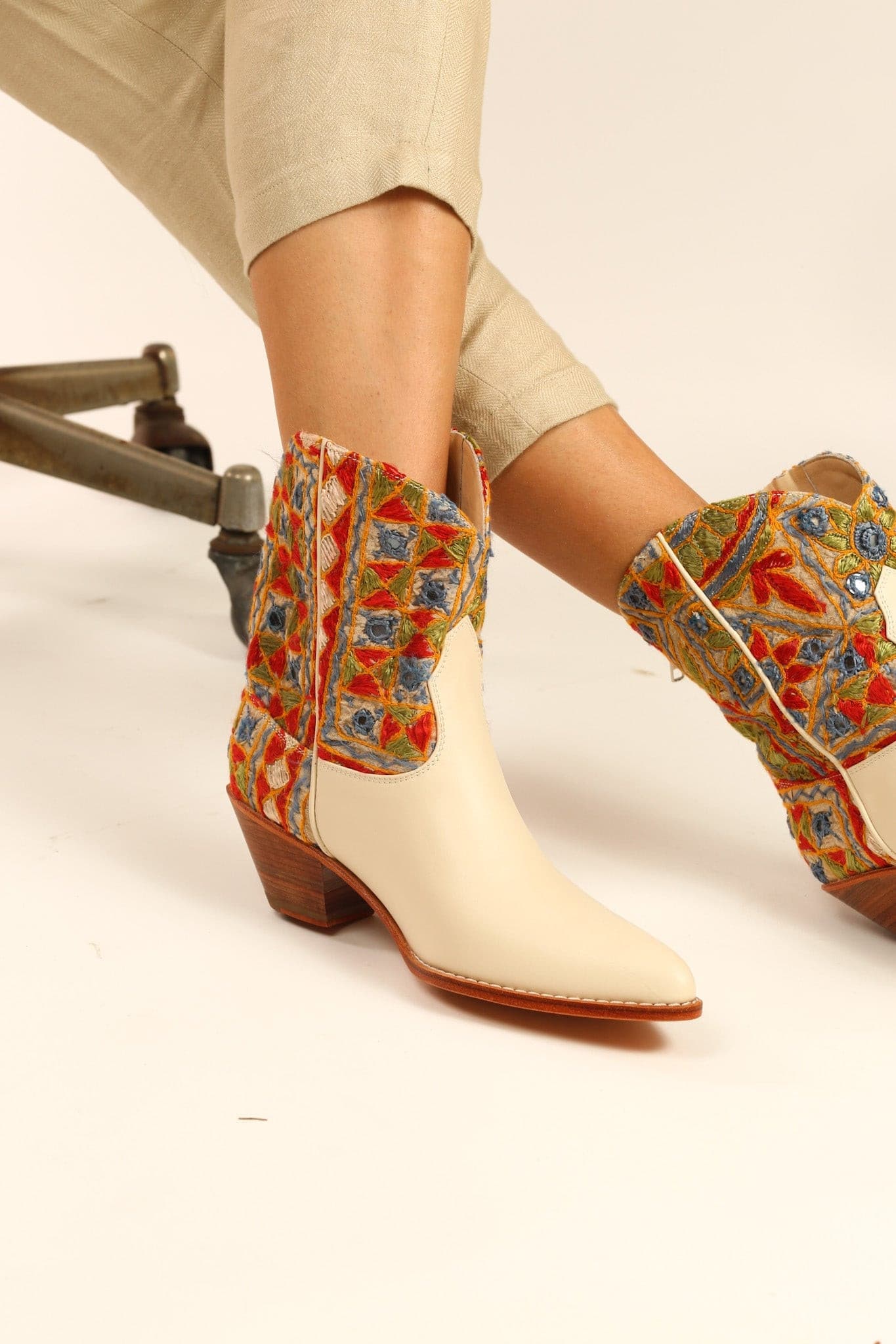 EMBROIDERED INDIAN BOOTS LEEJ - MOMO STUDIO BERLIN - Berlin Concept Store - sustainable & ethical fashion