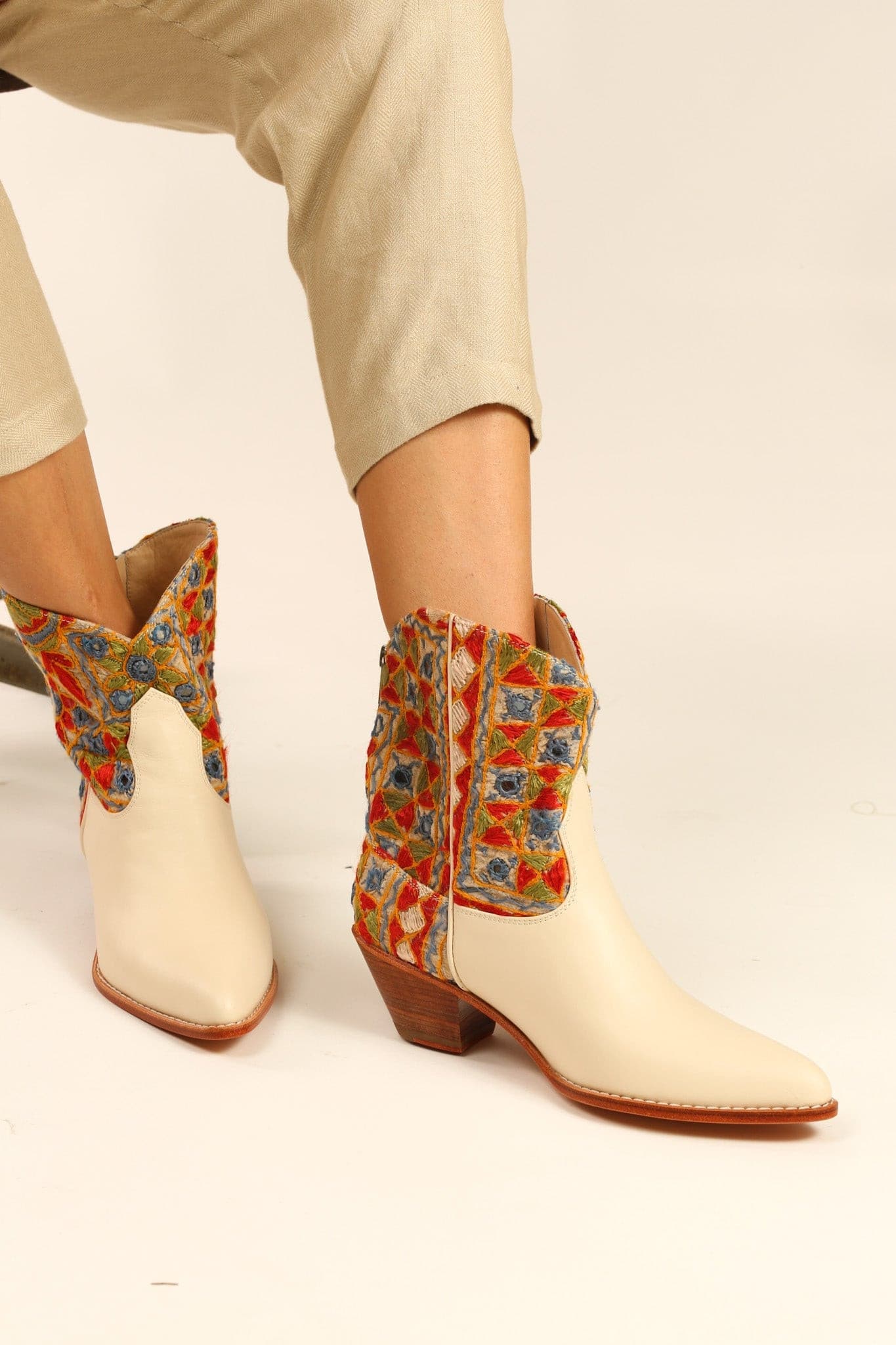 EMBROIDERED INDIAN BOOTS LEEJ - MOMO STUDIO BERLIN - Berlin Concept Store - sustainable & ethical fashion