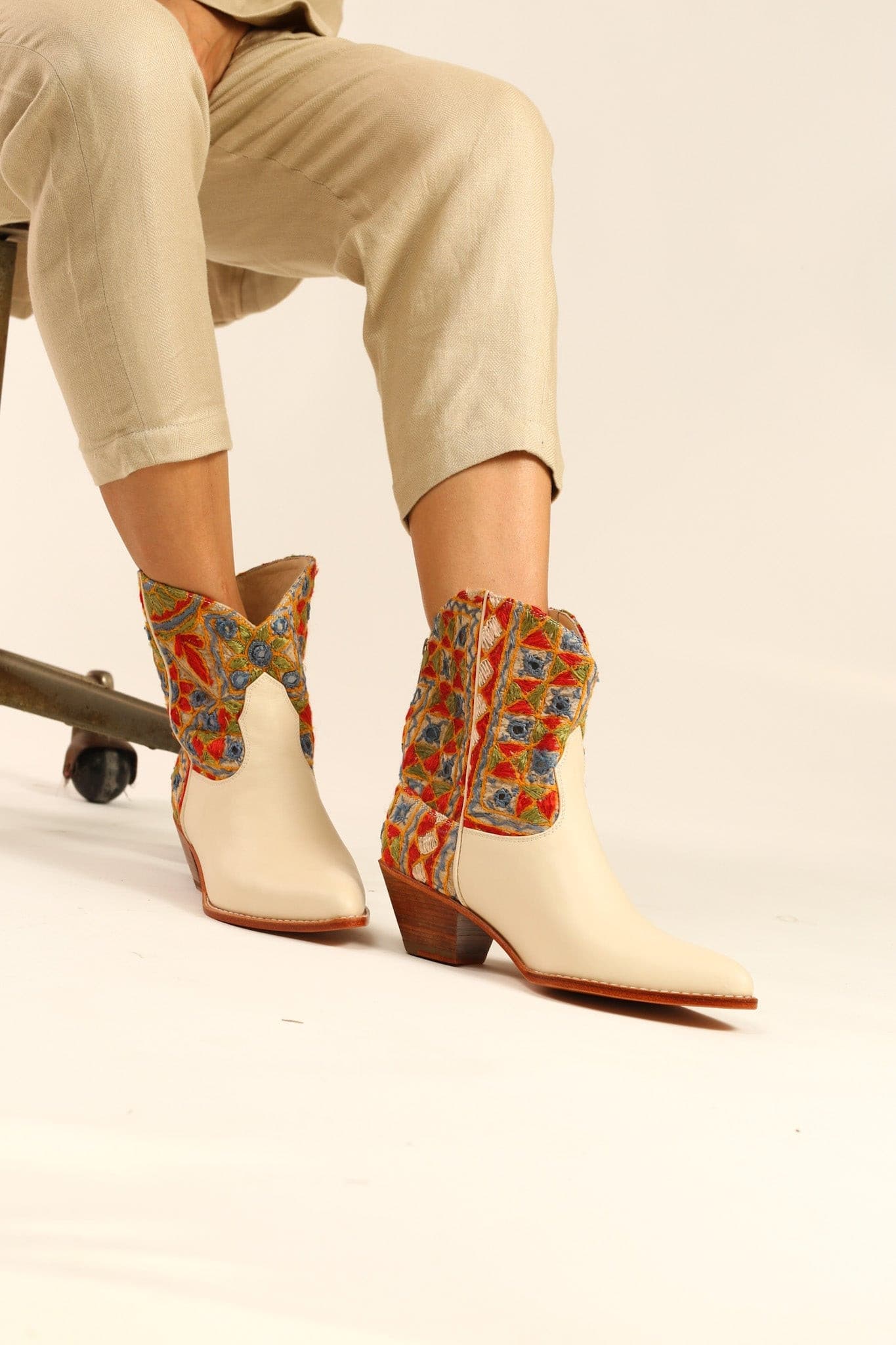 EMBROIDERED INDIAN BOOTS LEEJ - MOMO STUDIO BERLIN - Berlin Concept Store - sustainable & ethical fashion