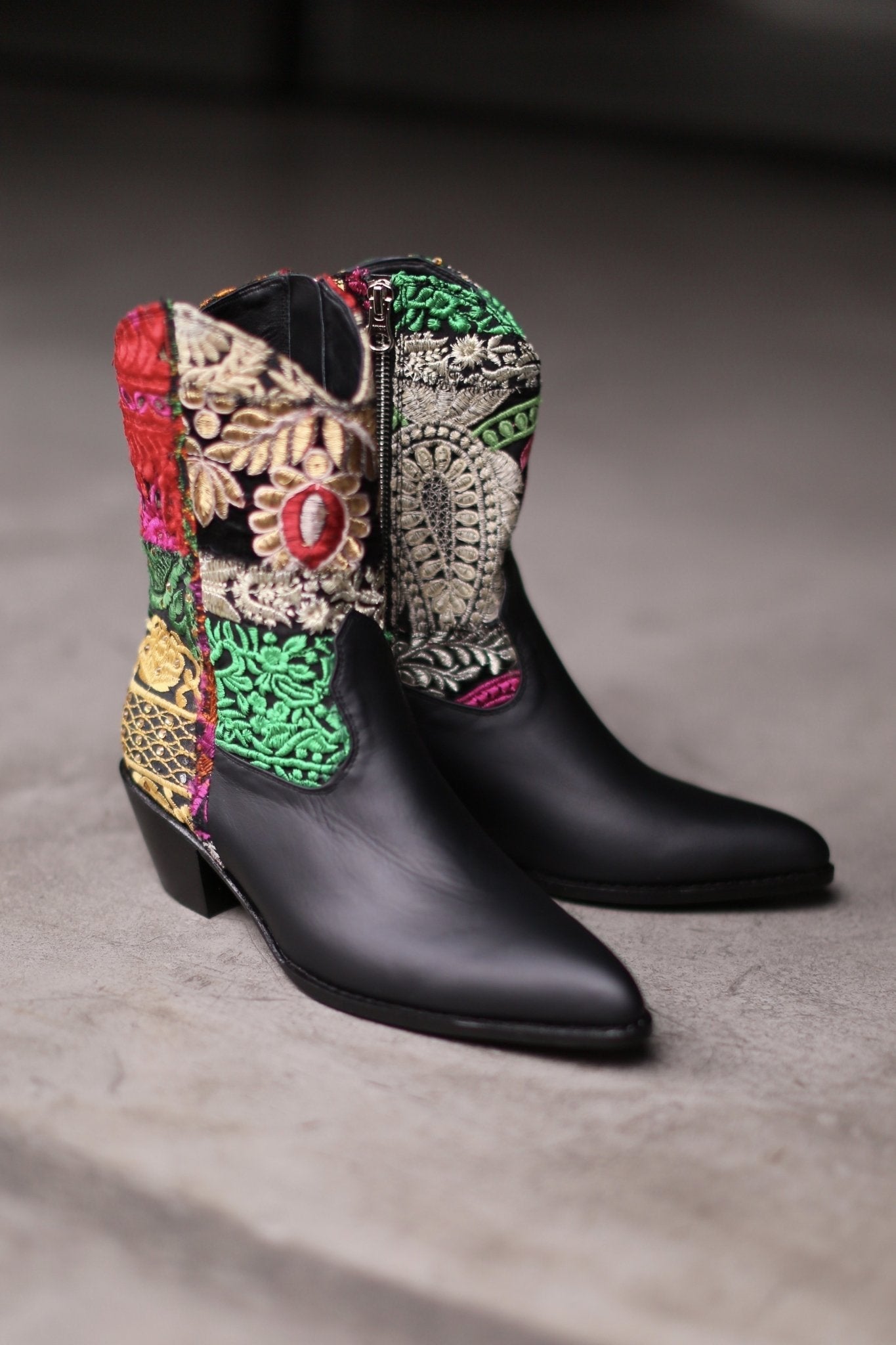 EMBROIDERED PATCHWORK BOOTS GIVA (BLACK) - MOMO STUDIO BERLIN - Berlin Concept Store - sustainable & ethical fashion