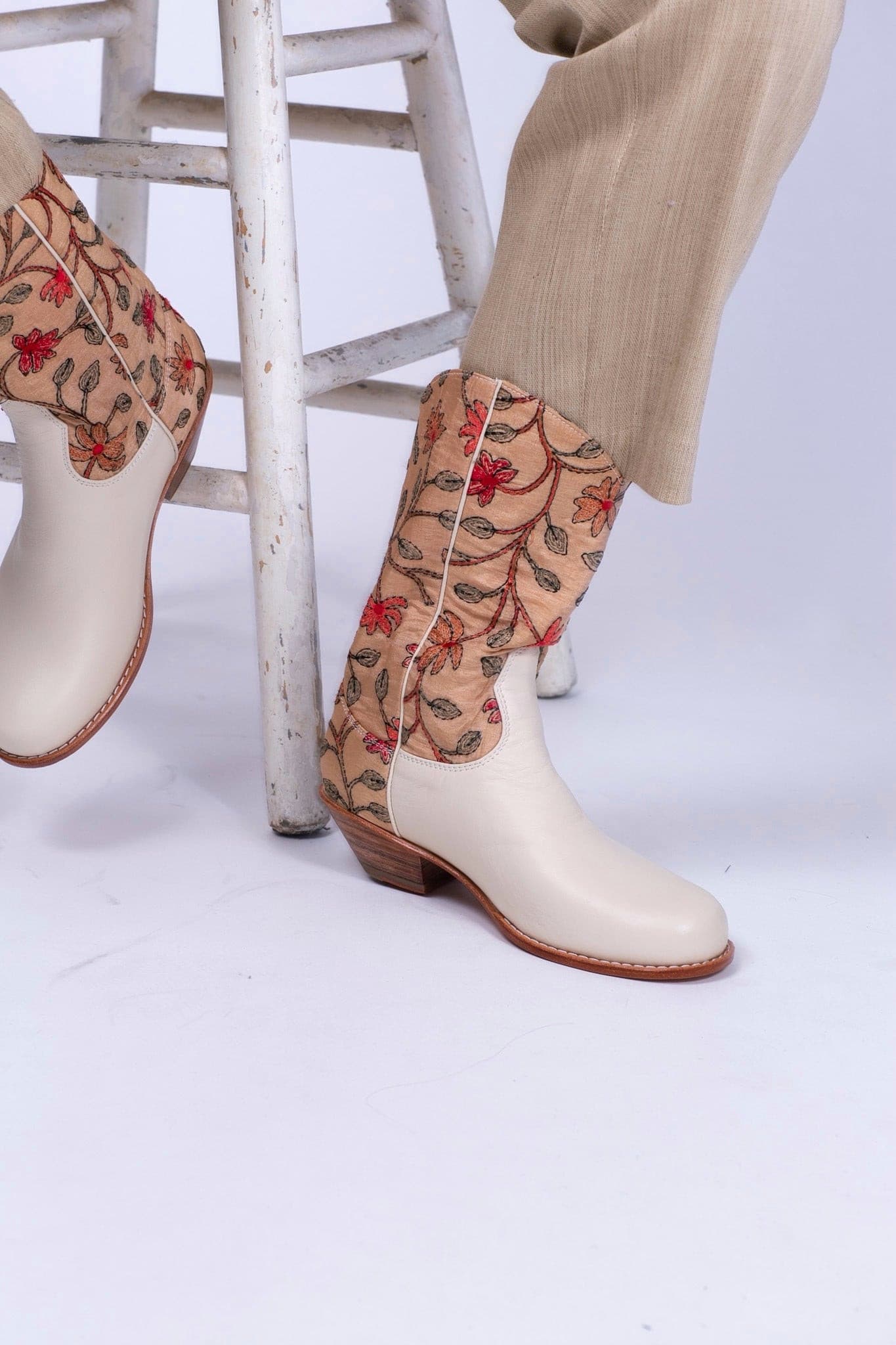 EMBROIDERED ROUND BOOTS PERRY - MOMO STUDIO BERLIN - Berlin Concept Store - sustainable & ethical fashion