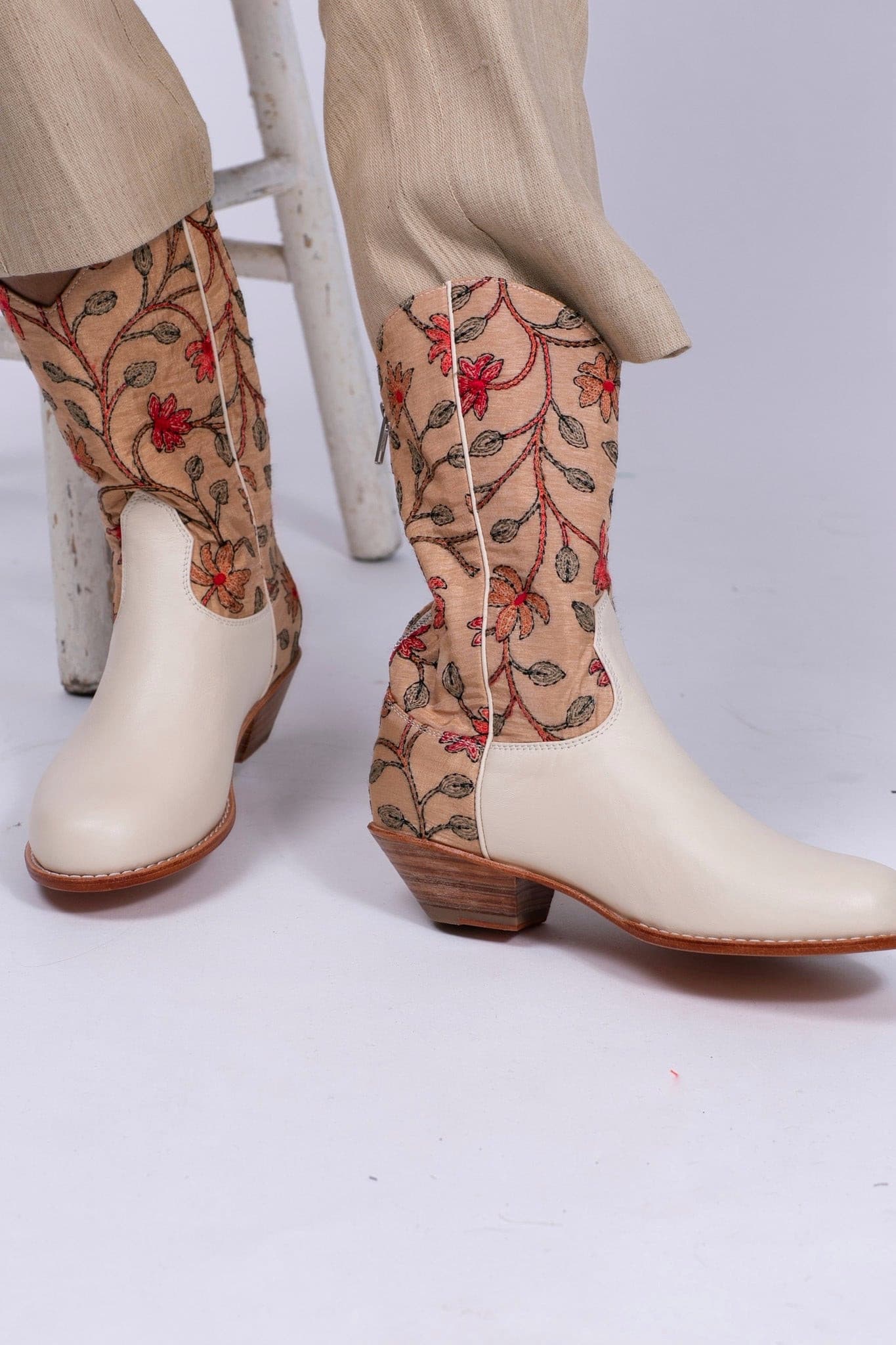 EMBROIDERED ROUND BOOTS PERRY - MOMO STUDIO BERLIN - Berlin Concept Store - sustainable & ethical fashion