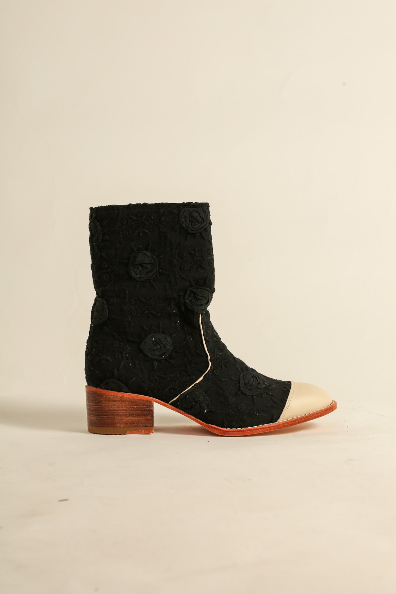 EMBROIDERED SILK CREAM CAP BOOTS LARA - MOMO STUDIO BERLIN - Berlin Concept Store - sustainable & ethical fashion