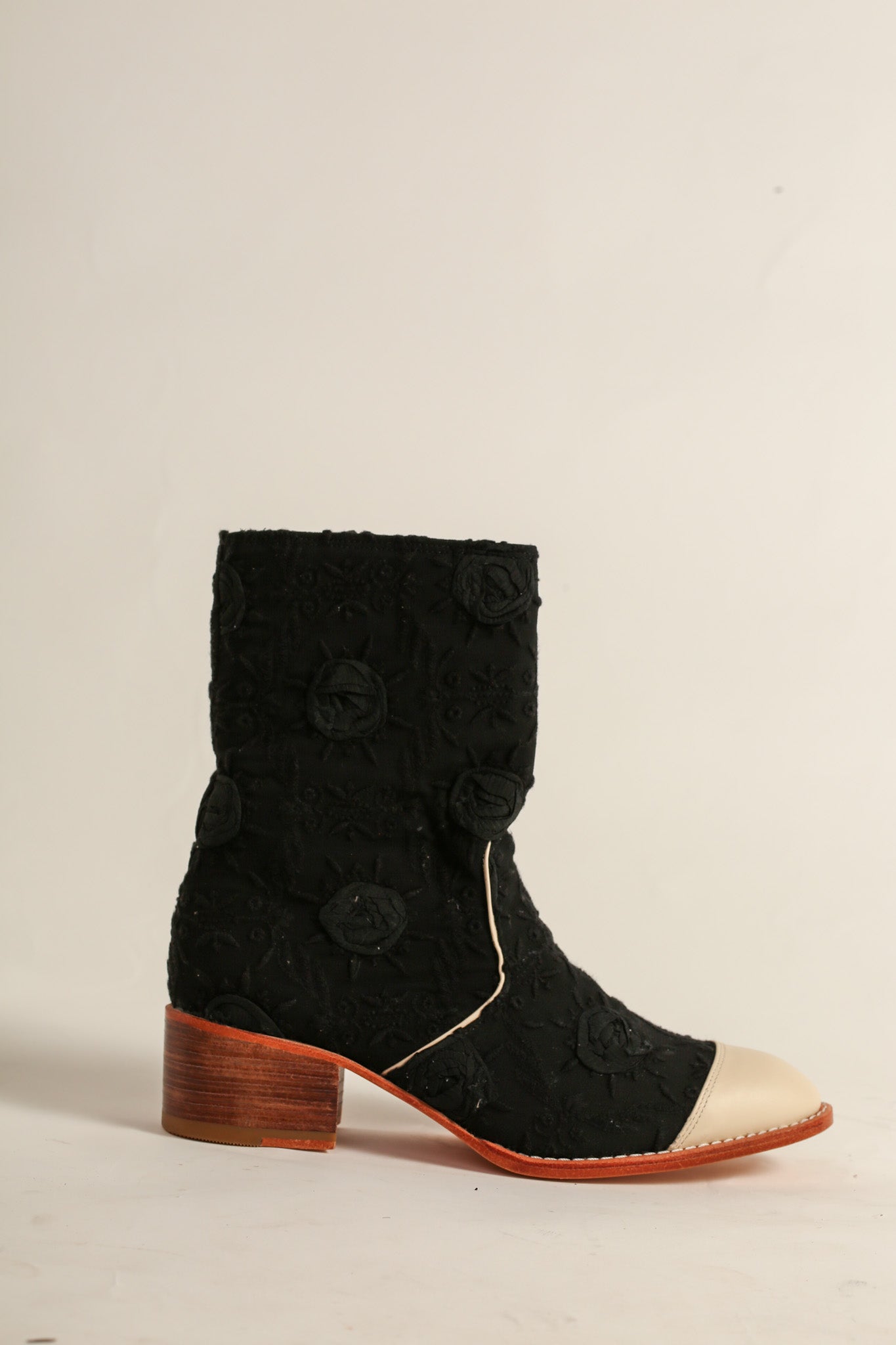 EMBROIDERED SILK CREAM CAP BOOTS LARA - MOMO STUDIO BERLIN - Berlin Concept Store - sustainable & ethical fashion