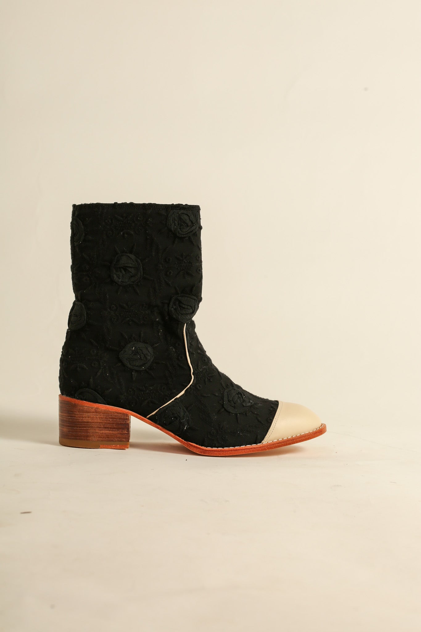 EMBROIDERED SILK CREAM CAP BOOTS LARA - MOMO STUDIO BERLIN - Berlin Concept Store - sustainable & ethical fashion