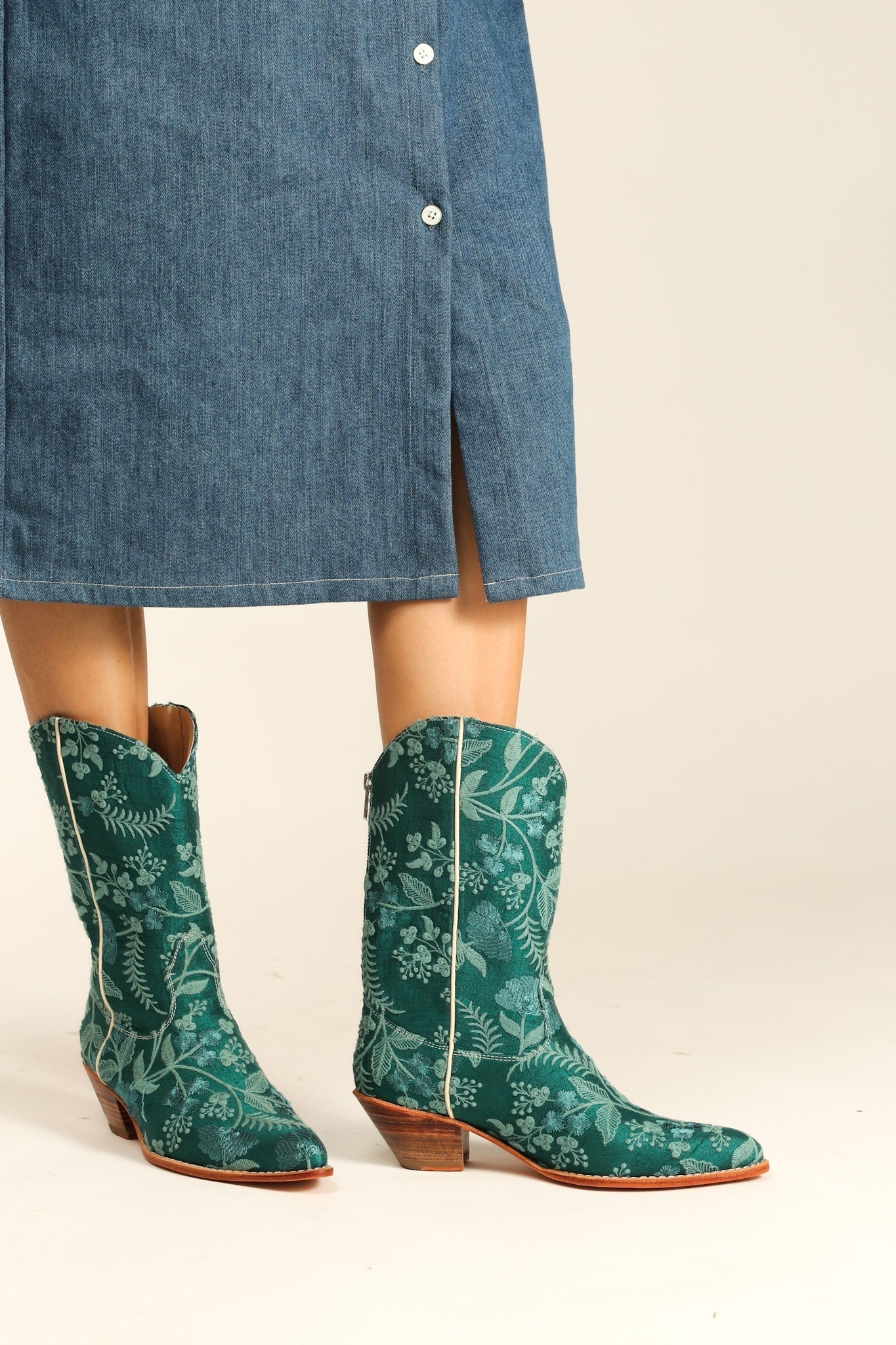 EMBROIDERED SILK WESTERN BOOTS ARWA - MOMO STUDIO BERLIN - Berlin Concept Store - sustainable & ethical fashion