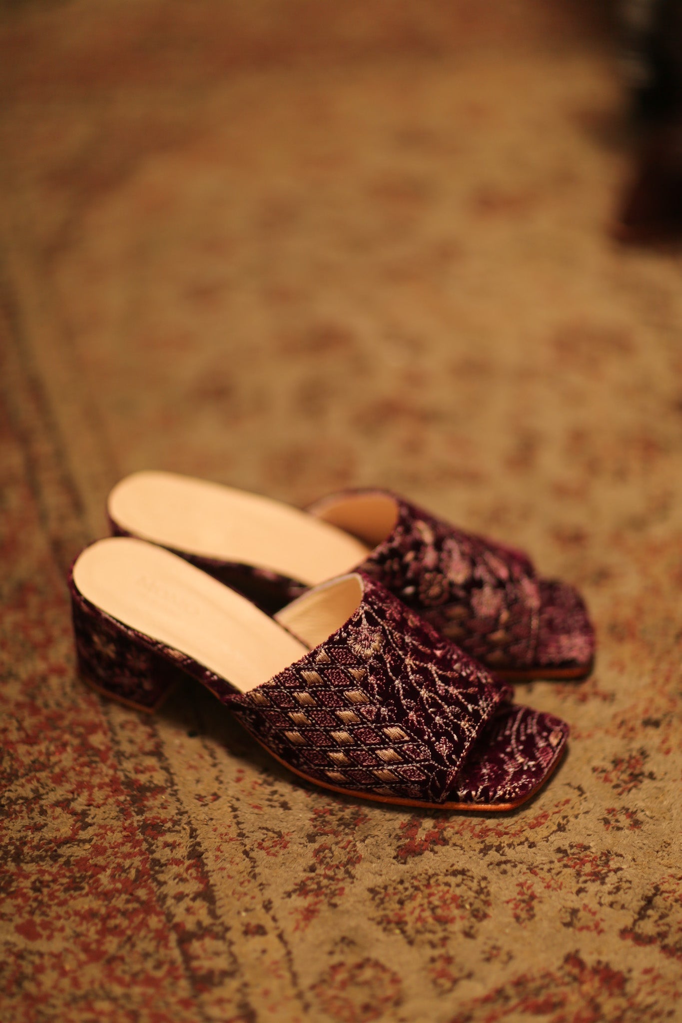 EMBROIDERED VELVET HEELED MULES JARISSA - MOMO STUDIO BERLIN - Berlin Concept Store - sustainable & ethical fashion
