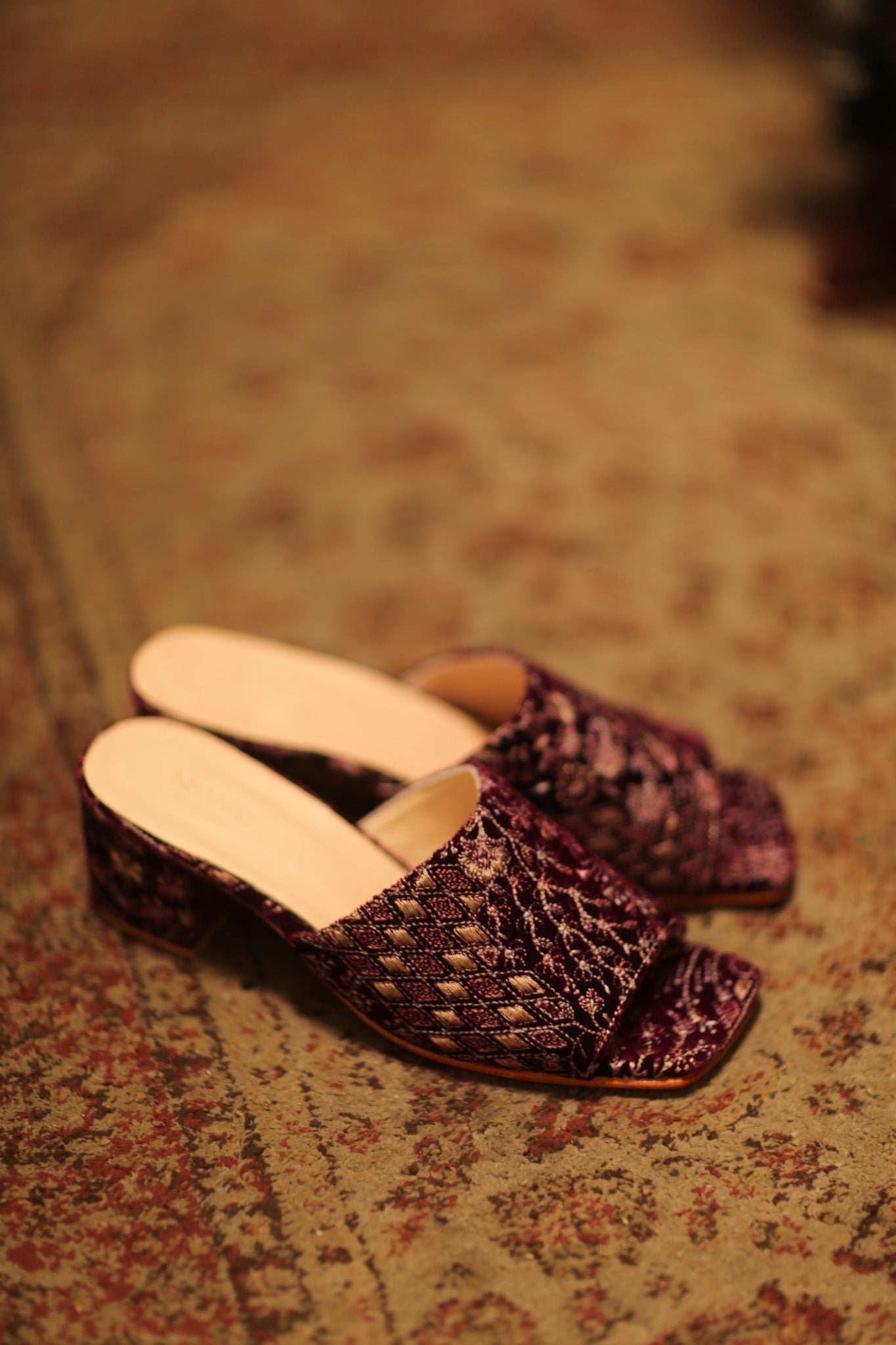 EMBROIDERED VELVET HEELED MULES JARISSA - MOMO STUDIO BERLIN - Berlin Concept Store - sustainable & ethical fashion