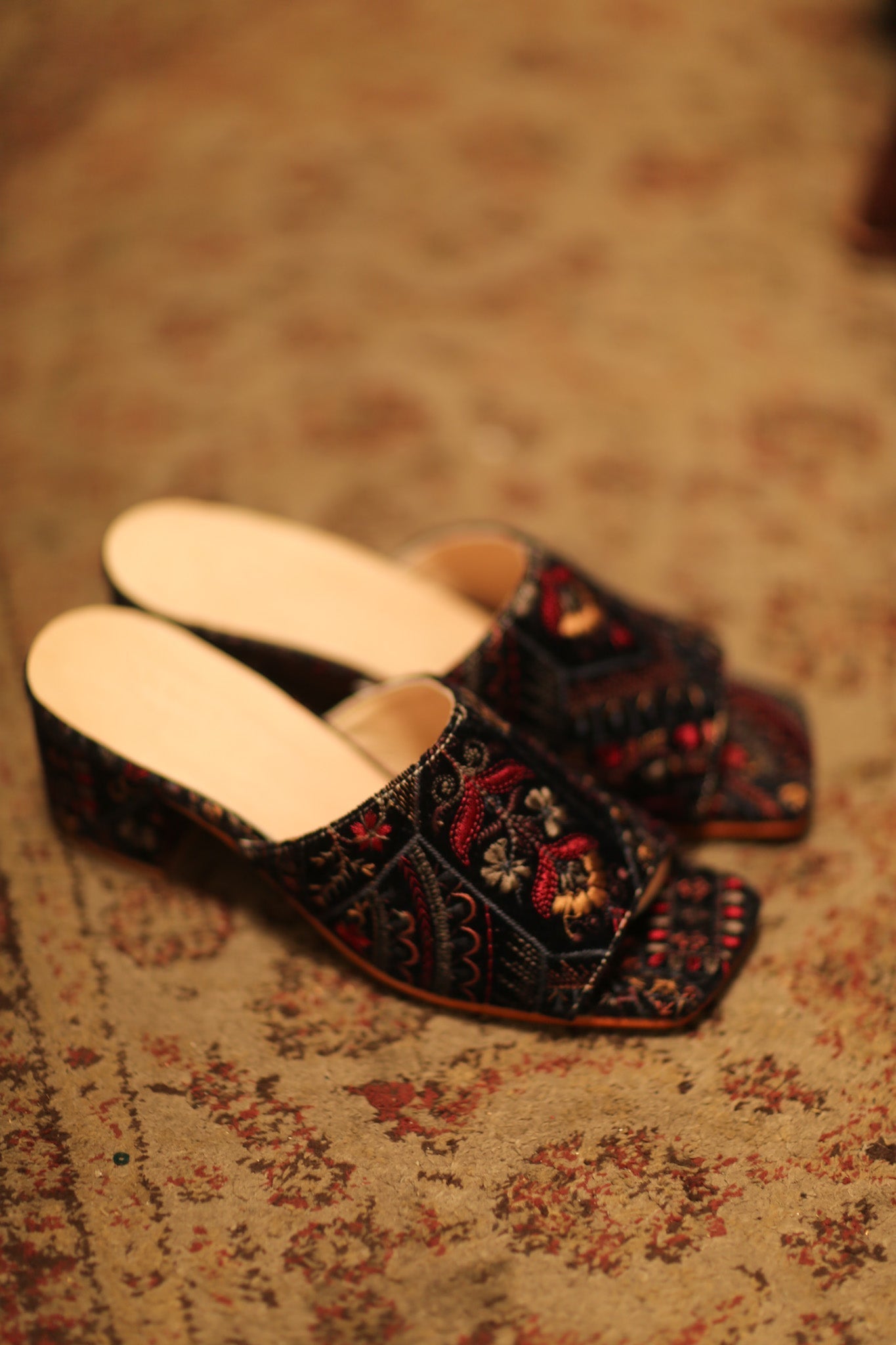 EMBROIDERED VELVET HEELED MULES LORINDA - MOMO STUDIO BERLIN - Berlin Concept Store - sustainable & ethical fashion