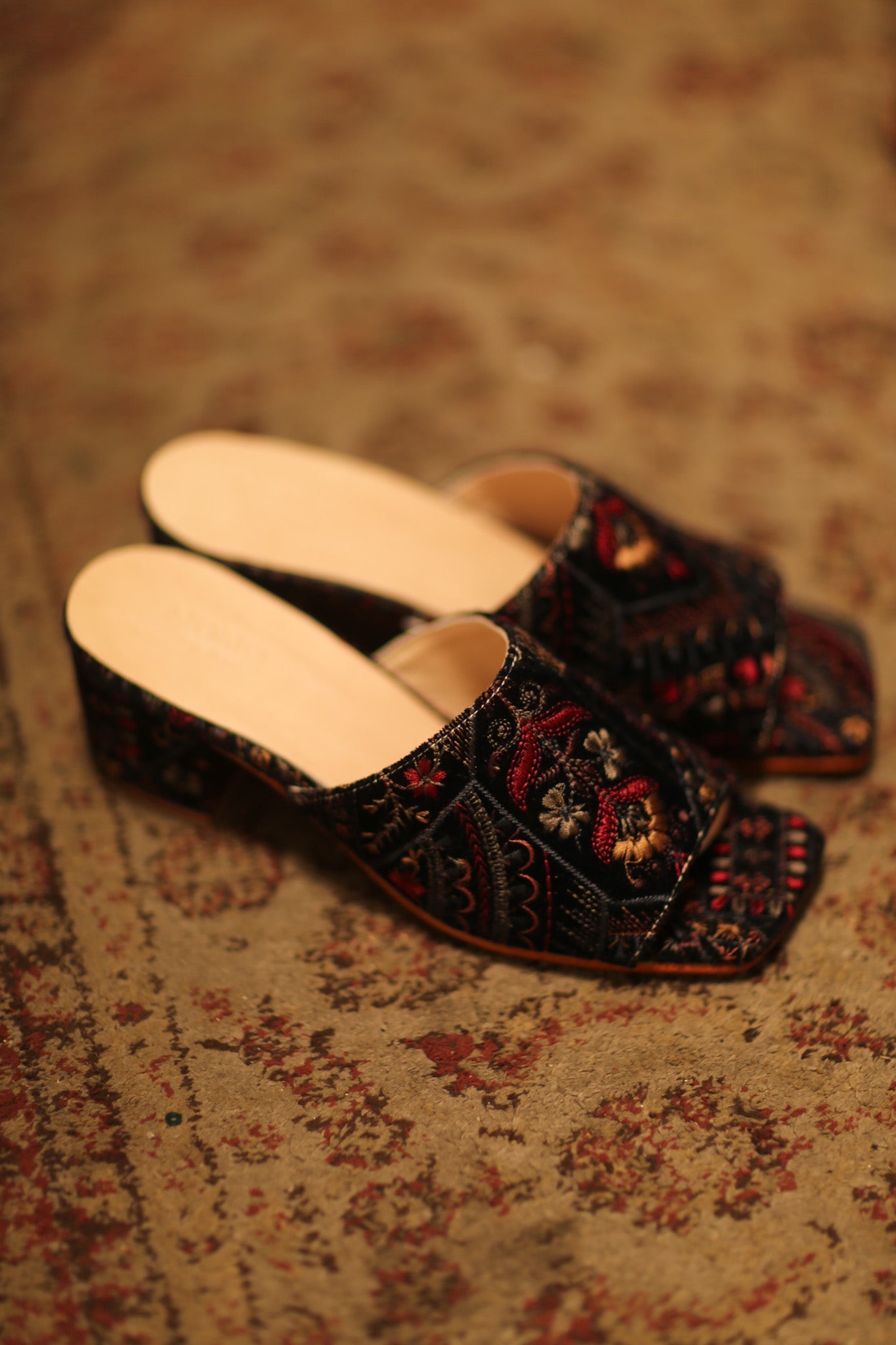 EMBROIDERED VELVET HEELED MULES LORINDA - MOMO STUDIO BERLIN - Berlin Concept Store - sustainable & ethical fashion