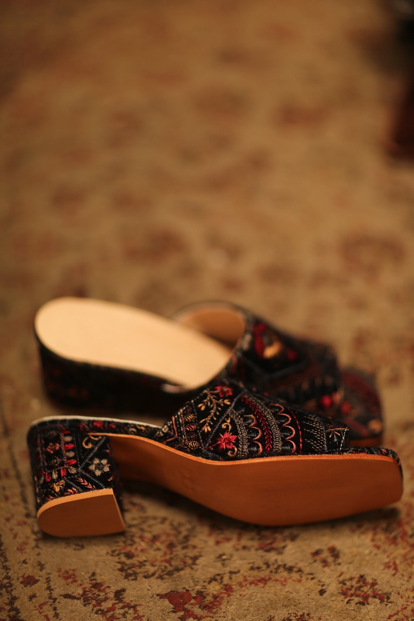 EMBROIDERED VELVET HEELED MULES LORINDA - MOMO STUDIO BERLIN - Berlin Concept Store - sustainable & ethical fashion