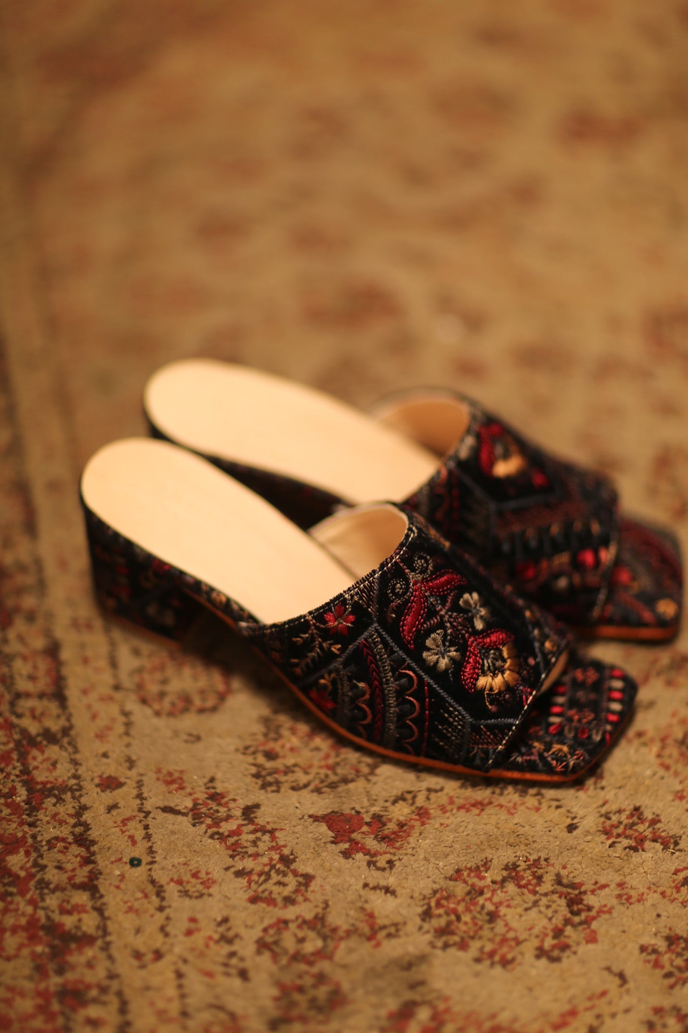 EMBROIDERED VELVET HEELED MULES LORINDA - MOMO STUDIO BERLIN - Berlin Concept Store - sustainable & ethical fashion