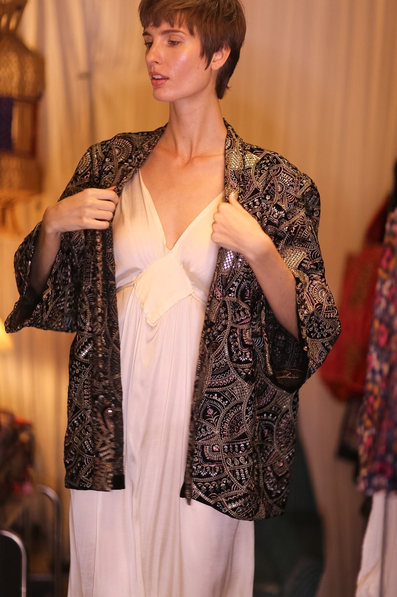 EMBROIDERED VELVET SHORT KIMONO GLODEN - MOMO STUDIO BERLIN - Berlin Concept Store - sustainable & ethical fashion