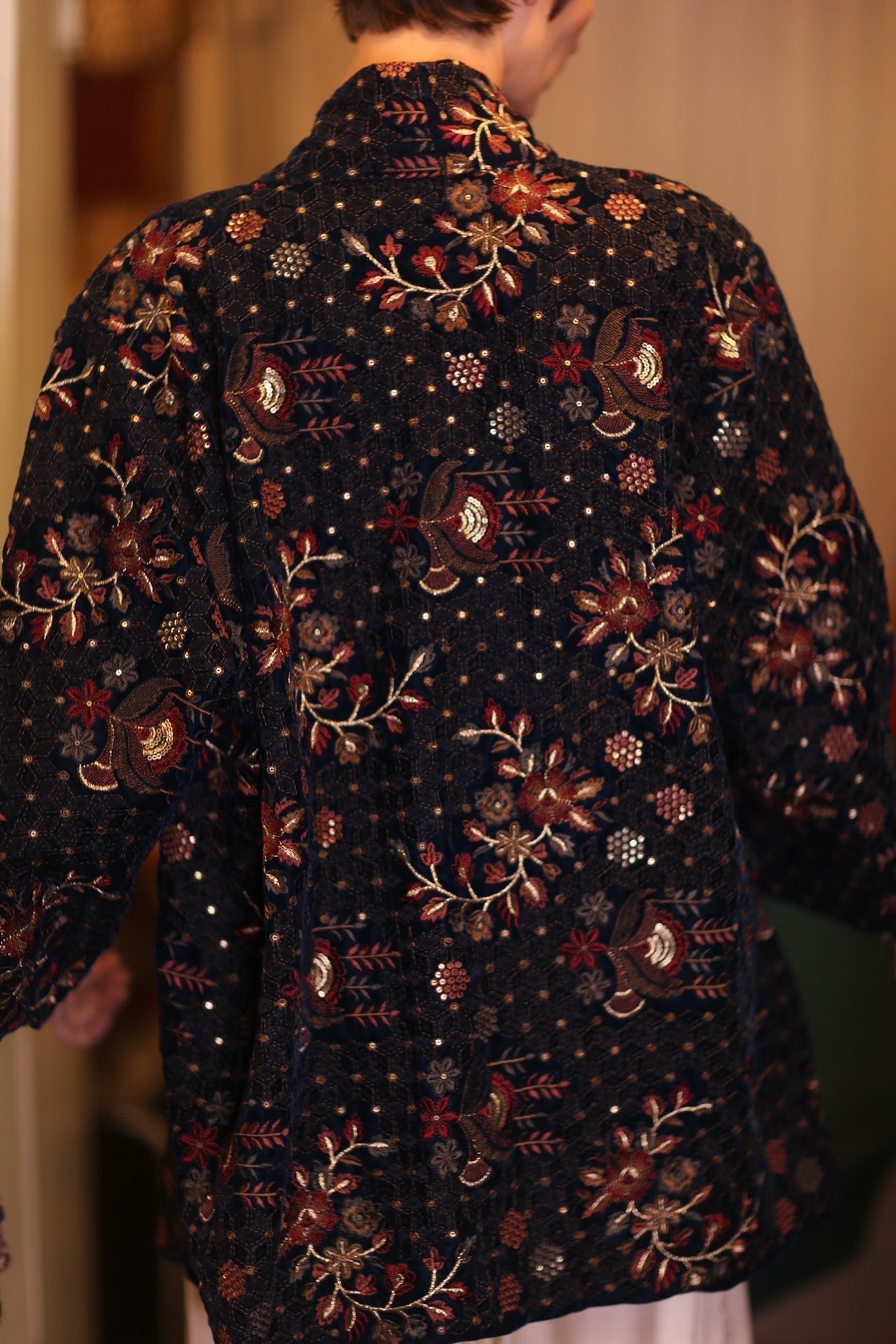 EMBROIDERED VELVET SHORT KIMONO JINAE - MOMO STUDIO BERLIN - Berlin Concept Store - sustainable & ethical fashion