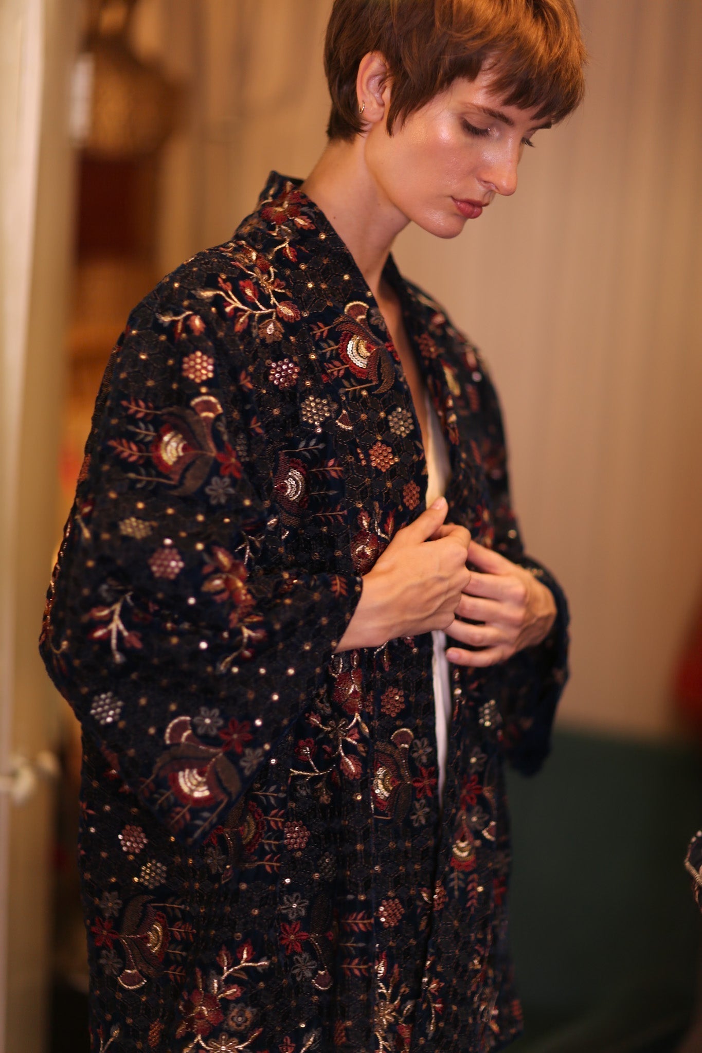 EMBROIDERED VELVET SHORT KIMONO JINAE - MOMO STUDIO BERLIN - Berlin Concept Store - sustainable & ethical fashion