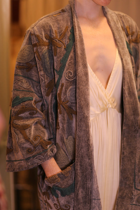 EMBROIDERED VELVET SHORT KIMONO MONTY GUGU - MOMO STUDIO BERLIN - Berlin Concept Store - sustainable & ethical fashion