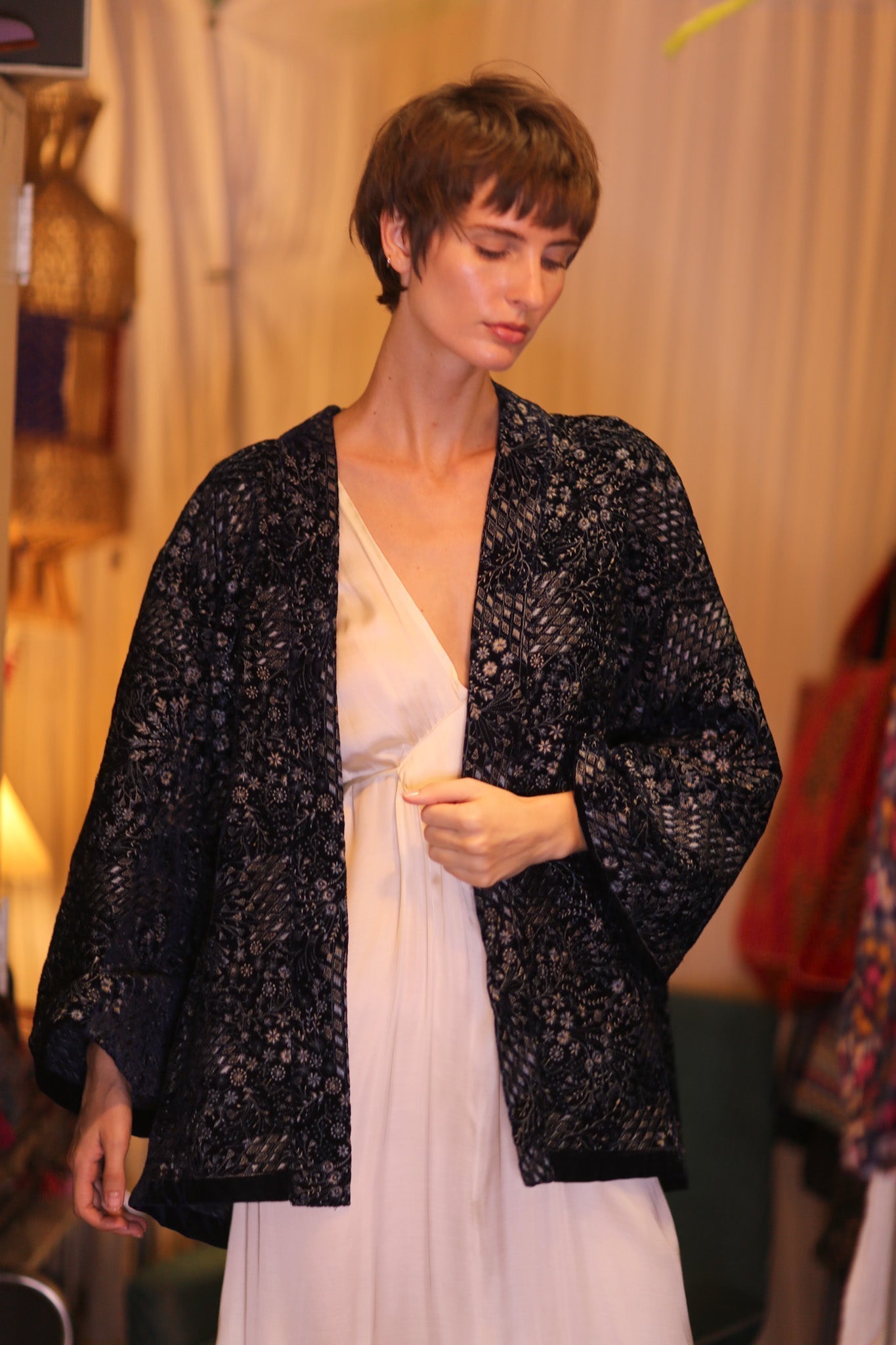EMBROIDERED VELVET SHORT KIMONO NYSSA - MOMO STUDIO BERLIN - Berlin Concept Store - sustainable & ethical fashion
