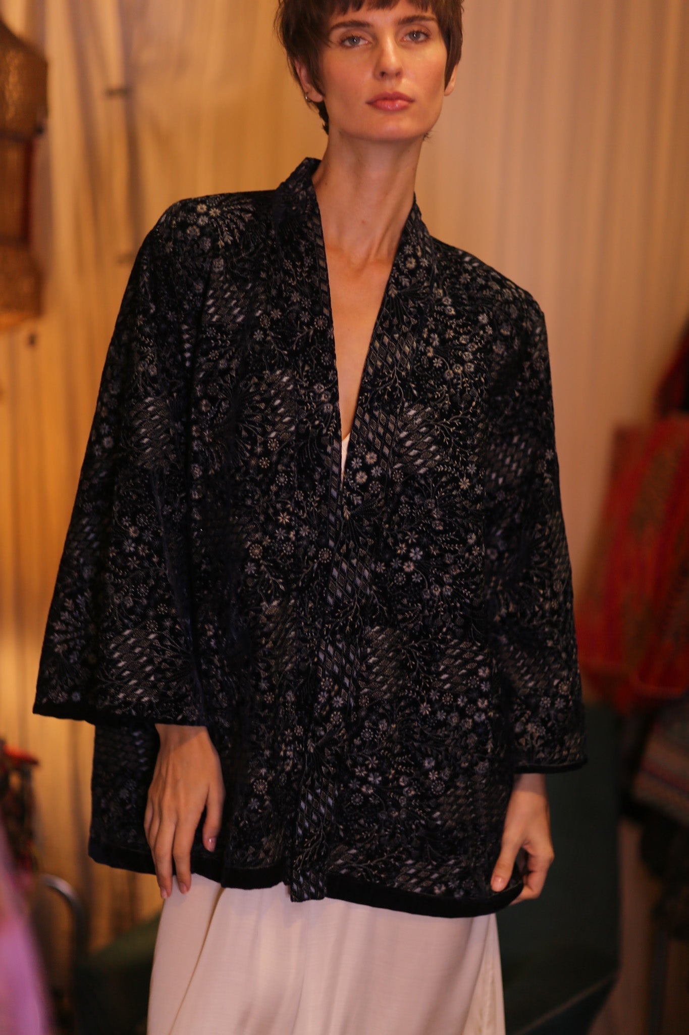 EMBROIDERED VELVET SHORT KIMONO NYSSA - MOMO STUDIO BERLIN - Berlin Concept Store - sustainable & ethical fashion