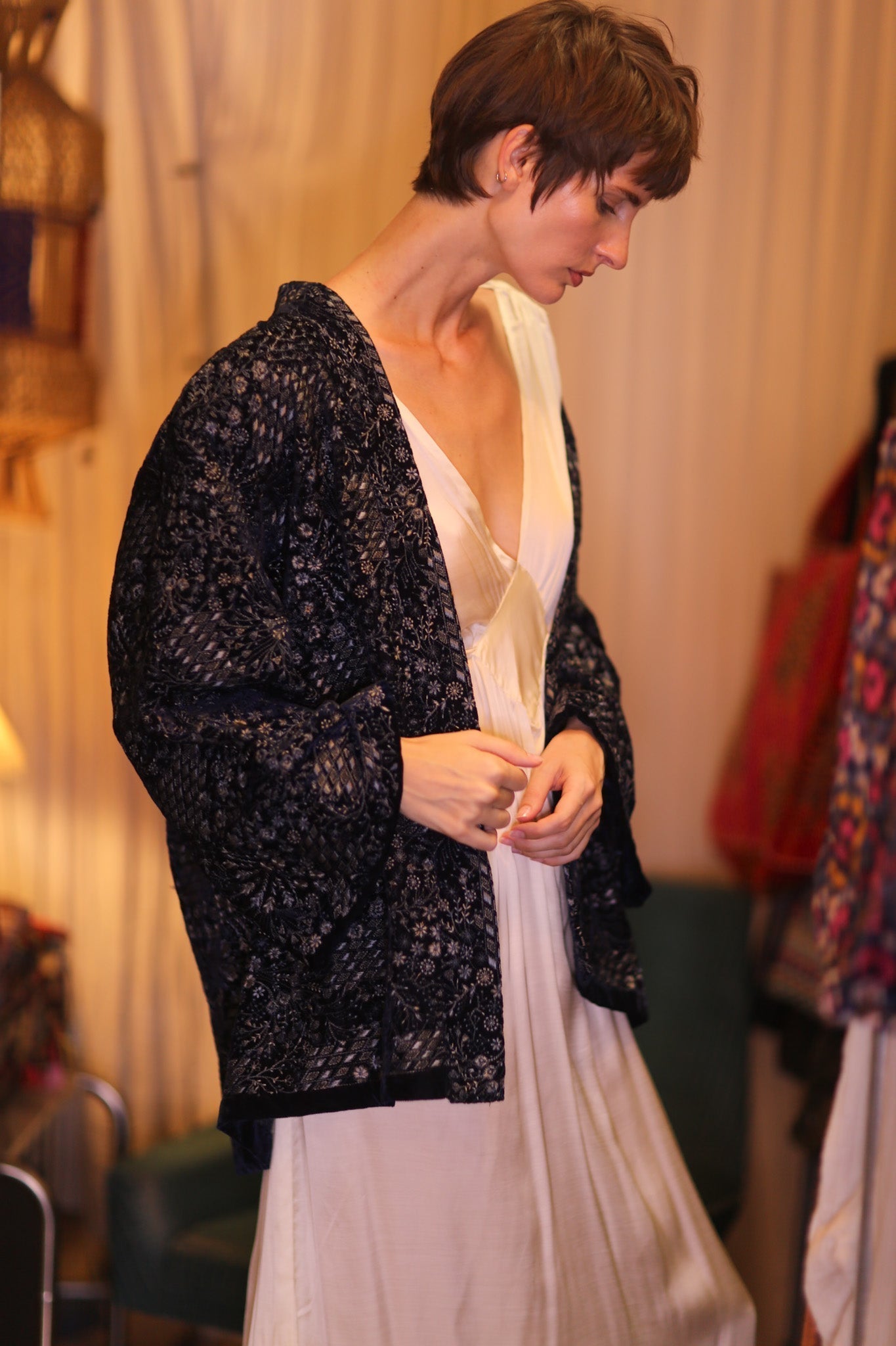 EMBROIDERED VELVET SHORT KIMONO NYSSA - MOMO STUDIO BERLIN - Berlin Concept Store - sustainable & ethical fashion