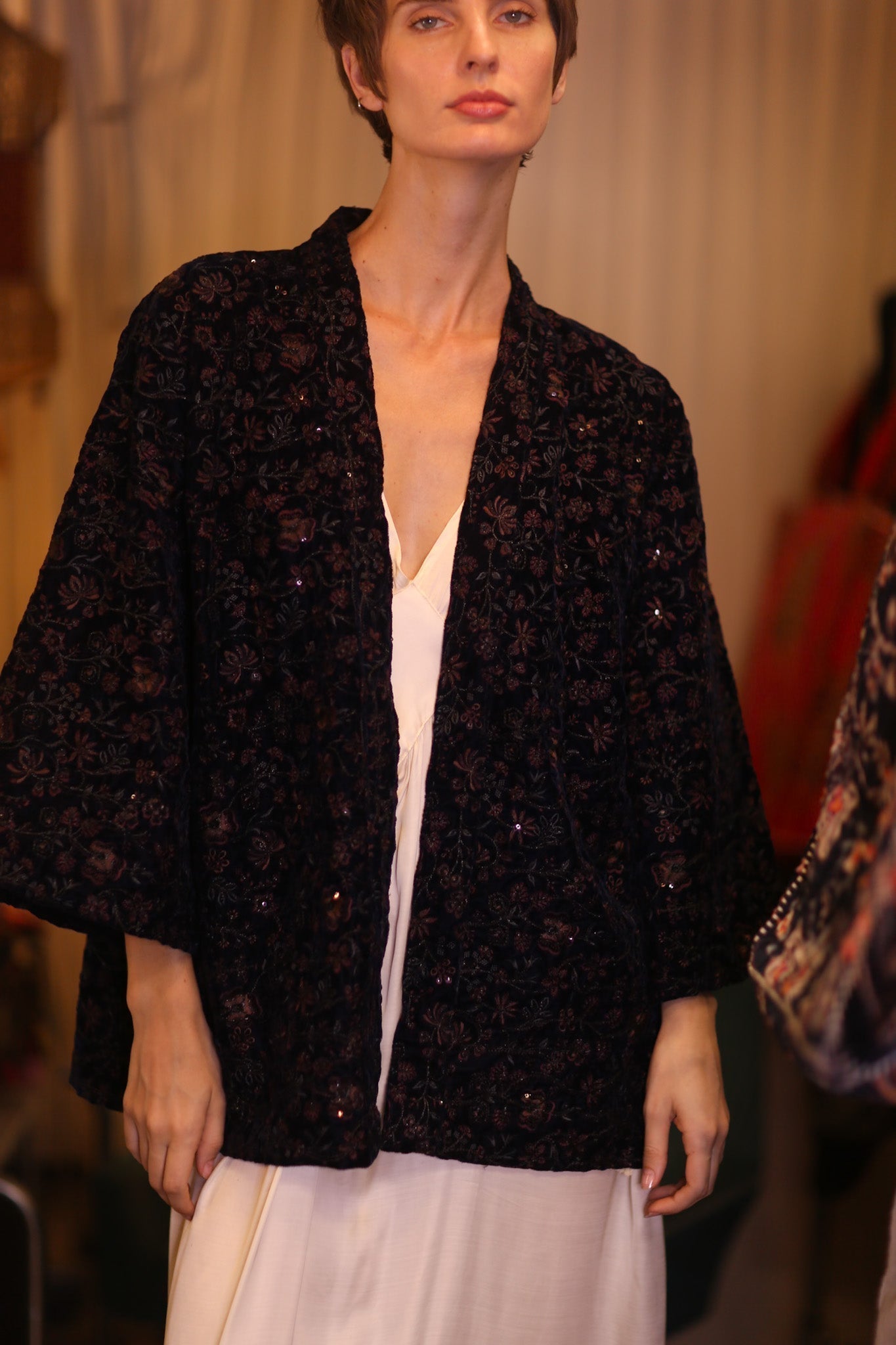 EMBROIDERED VELVET SHORT KIMONO QUINTU - MOMO STUDIO BERLIN - Berlin Concept Store - sustainable & ethical fashion
