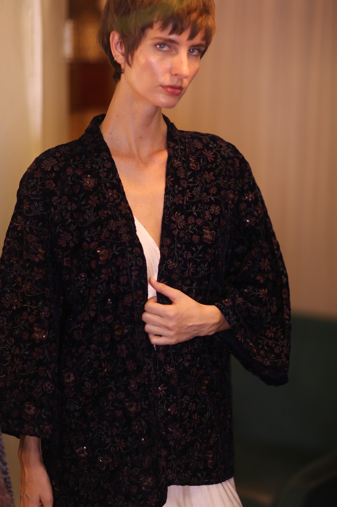 EMBROIDERED VELVET SHORT KIMONO QUINTU - MOMO STUDIO BERLIN - Berlin Concept Store - sustainable & ethical fashion