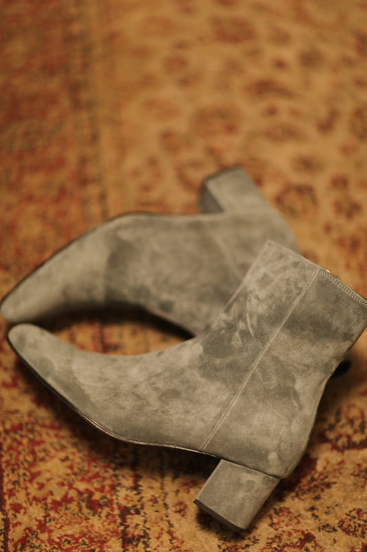 GREY SUEDE BOOTS MOODS - MOMO STUDIO BERLIN - Berlin Concept Store - sustainable & ethical fashion